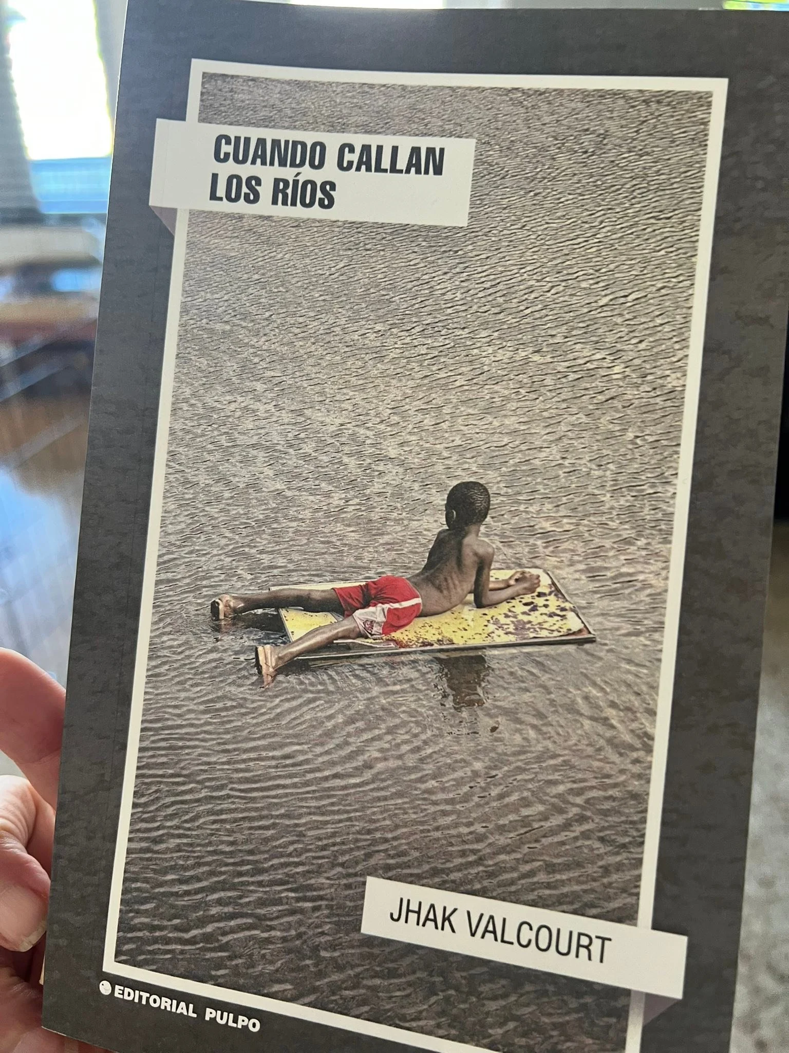 Yo tambi&eacute;n. Siendo poeta, a veces no entiendo la poes&iacute;a. Pero hay veces que, de verla, de leerla la primera vez, la reconozco. Y digo, &ldquo;esto&rdquo;. Esto es. 
Por ejemplo, este poema del maravilloso poeta y escritor haitiano Jhak 