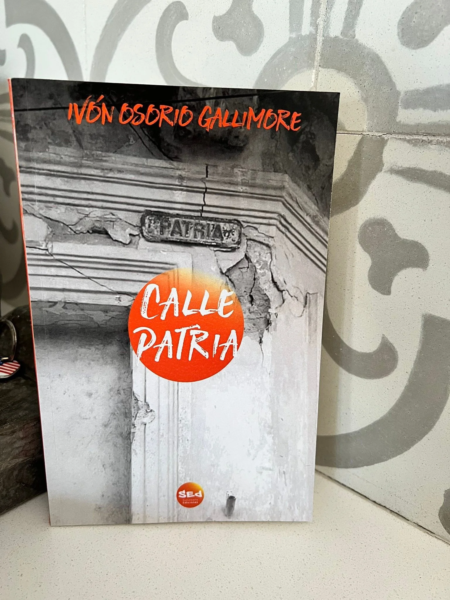 Ivon Osorio, me debes la firma de este libro. Menos mal que estos relatos compensan. Comparto de atrevida tres momentos favoritos de #callepatria de Suburbano Ediciones. ❤️