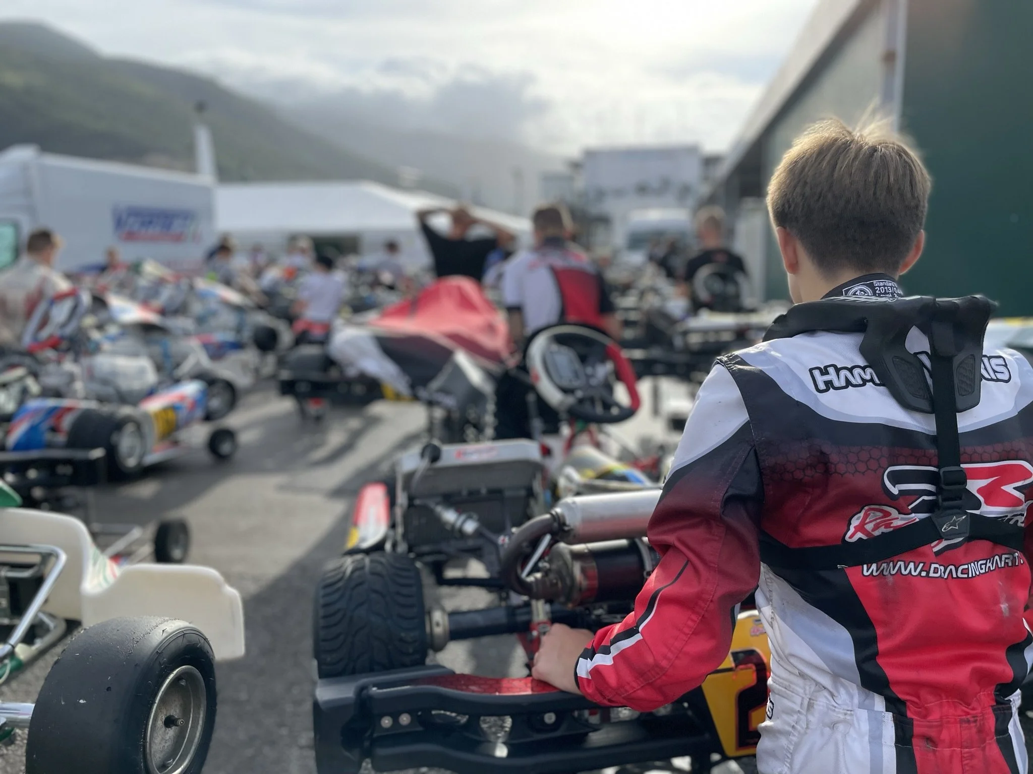 Hampus Varis tävlar i VM  inom motorsporten karting