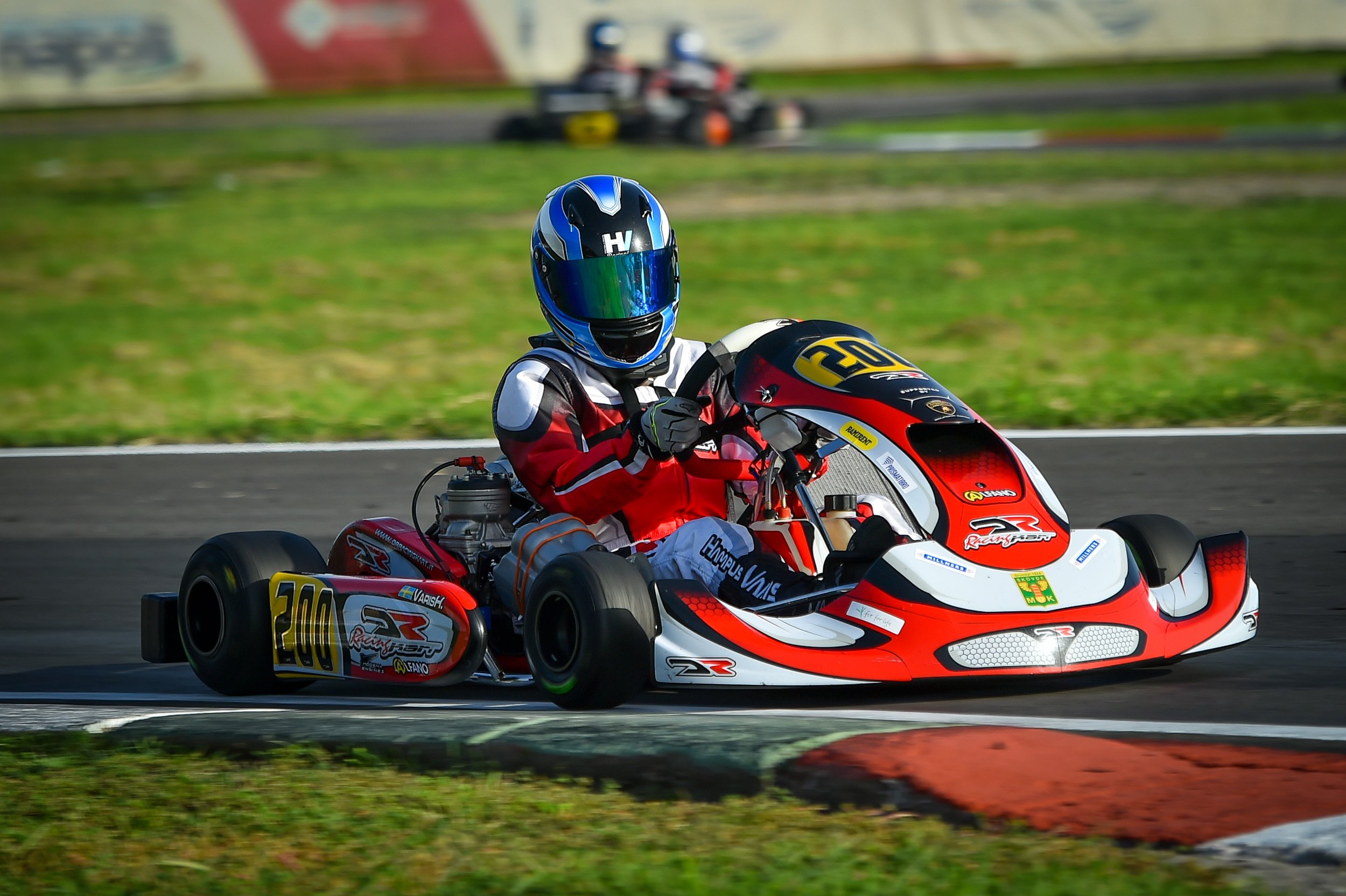 Hampus Varis tävlar i VM  inom motorsporten karting