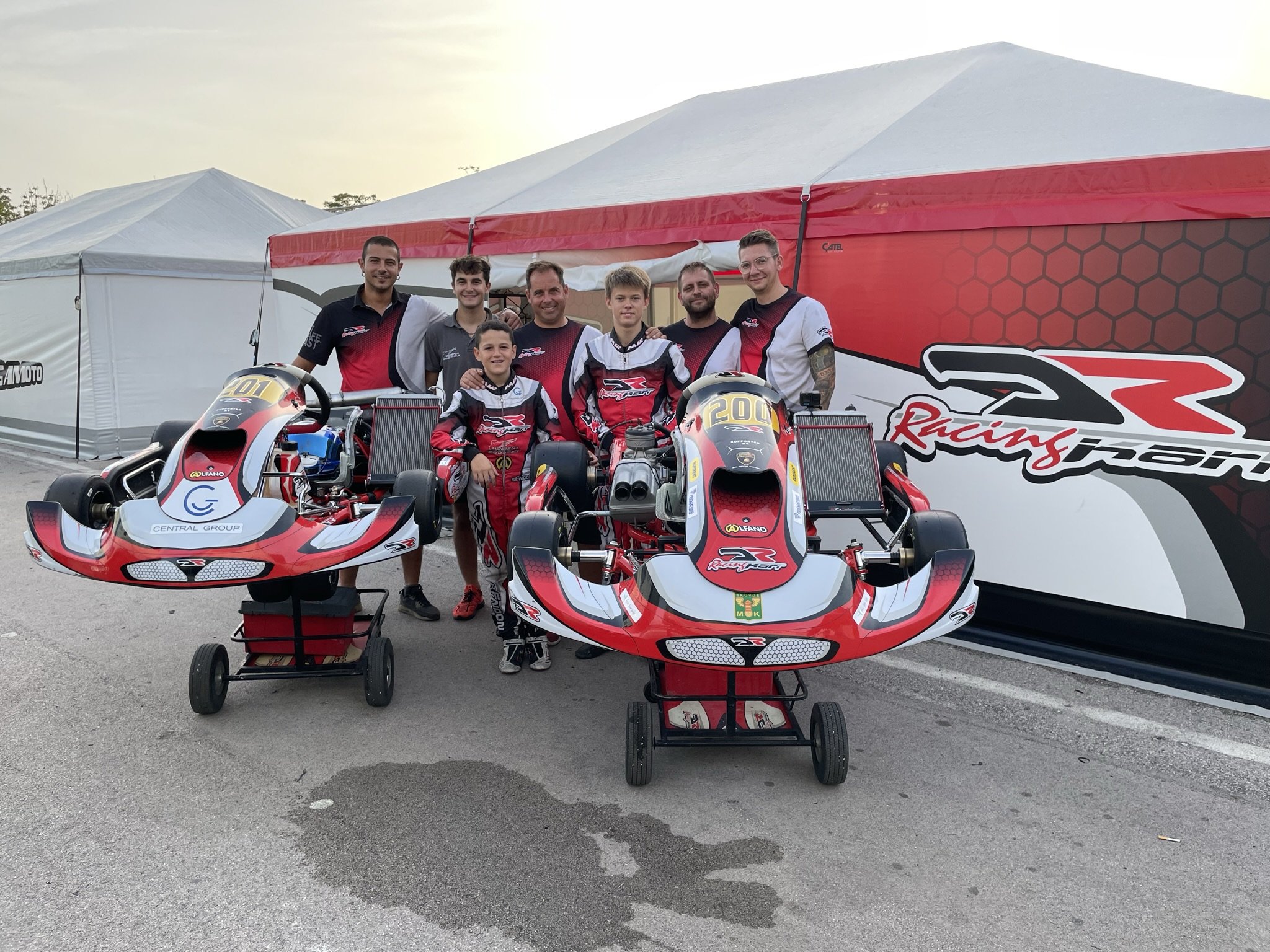 Hampus Varis tävlar i VM  inom motorsporten karting med sitt team DR Racing Kart
