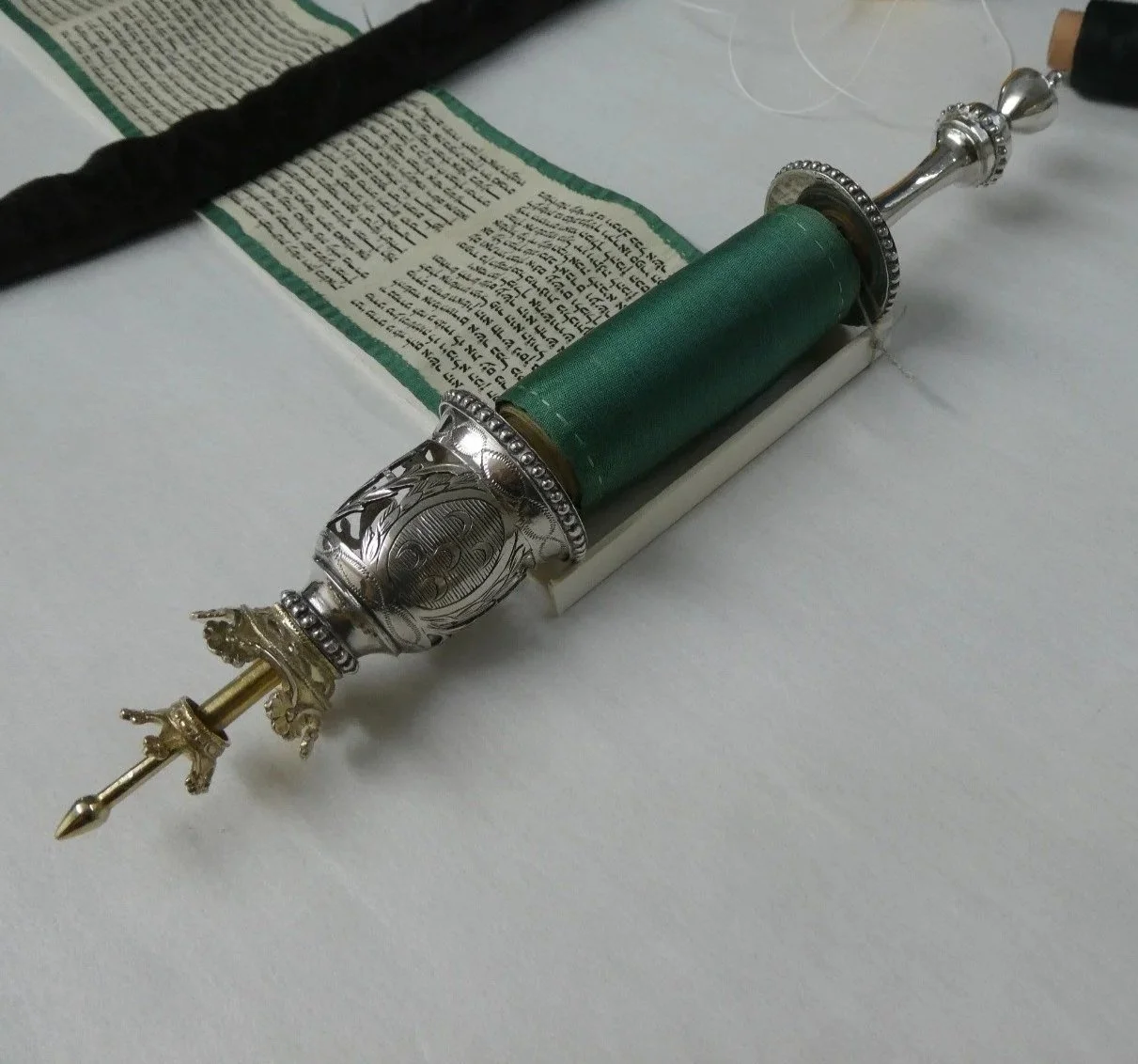 Torah rol opgezet op karton in voorbereiding voor een bruikleen |  Joods Museum