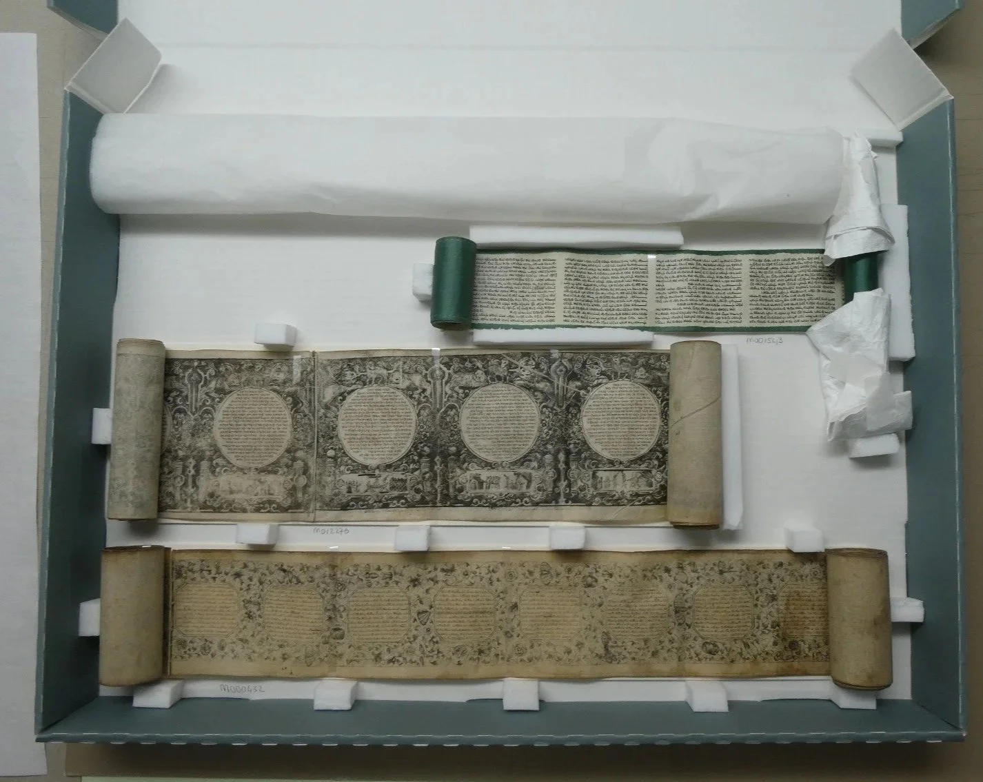 Torah rollen opgezet op karton en verpakt voor een bruikleen |  Joods Museum