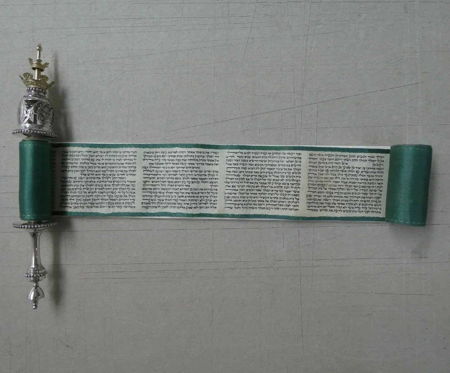 Torah rol opgezet op karton in voorbereiding voor een bruikleen |  Joods Museum