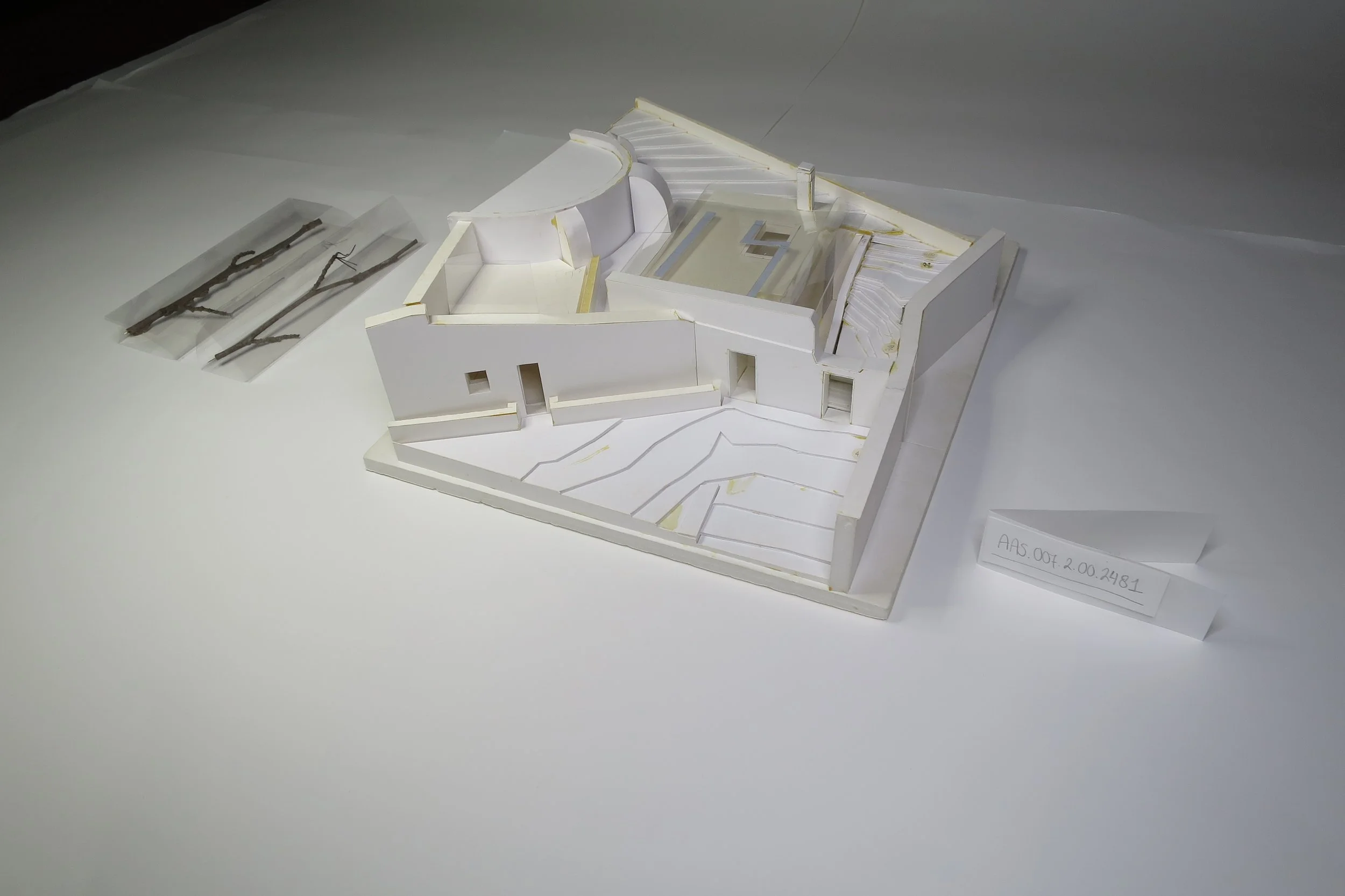 Architectuurmodel van technisch centrum, Oficina de Artes Manuel Cargaleiro | Álvaro Siza Vieira | Fundação Calouste Gulbenkian | AAS.007.2.00.2481, 420 x 310 x 200 mm | Na behandeling