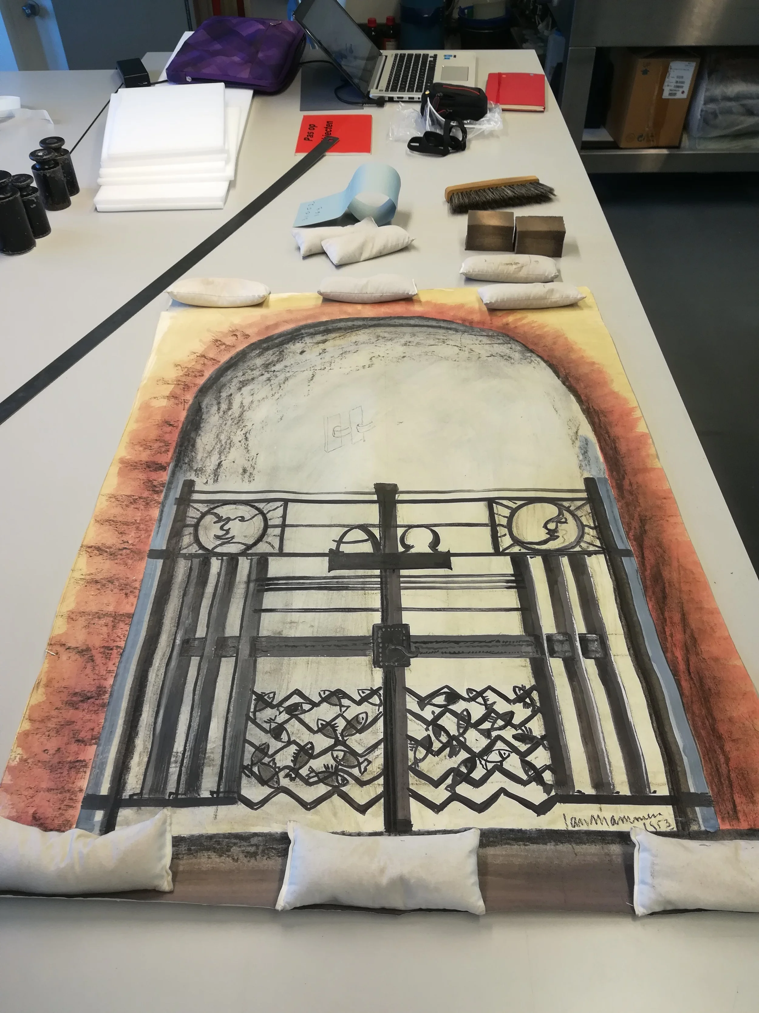 Droogreinigen van ontwerptekeningen | In voorbereiding van digitalisering |  Stadsarchief Amsterdam