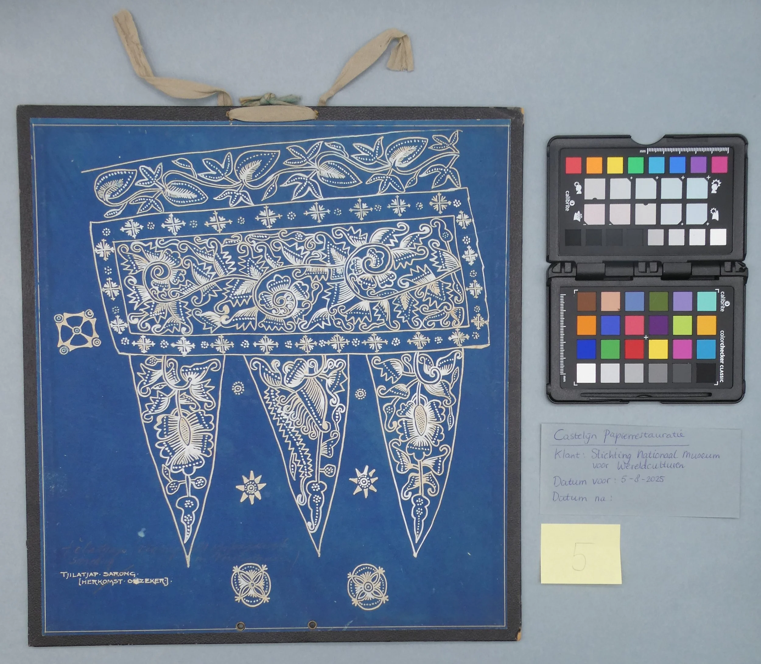 Batik ontwerp uit Indonesië | 33,7 x 31,5 cm | Stichting Nationaal Museum voor Wereldmuseum | Voor behandeling van hoeken