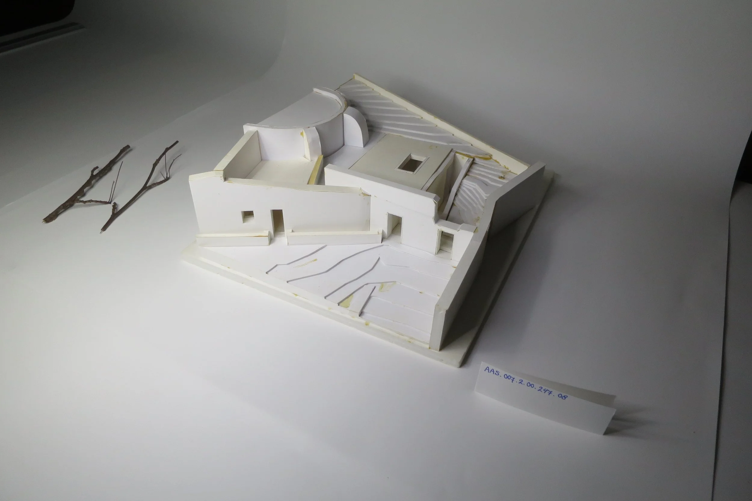 Architectuurmodel van technisch centrum, Oficina de Artes Manuel Cargaleiro | Álvaro Siza Vieira | Fundação Calouste Gulbenkian | AAS.007.2.00.2481, 420 x 310 x 200 mm | Voor behandeling