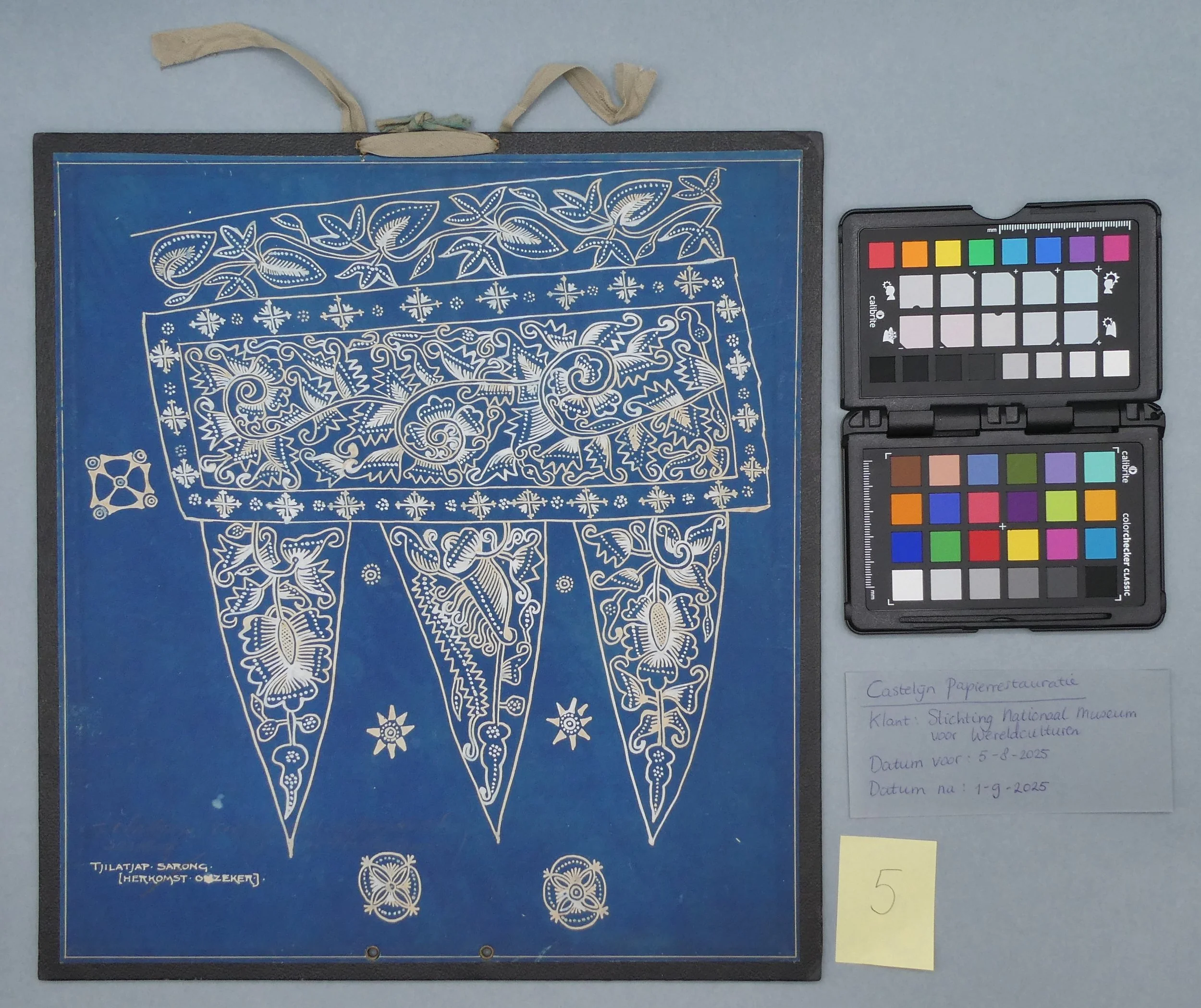 Batik ontwerp uit Indonesië | 33,7 x 31,5 cm | Stichting Nationaal Museum voor Wereldmuseum | Na behandeling van hoeken