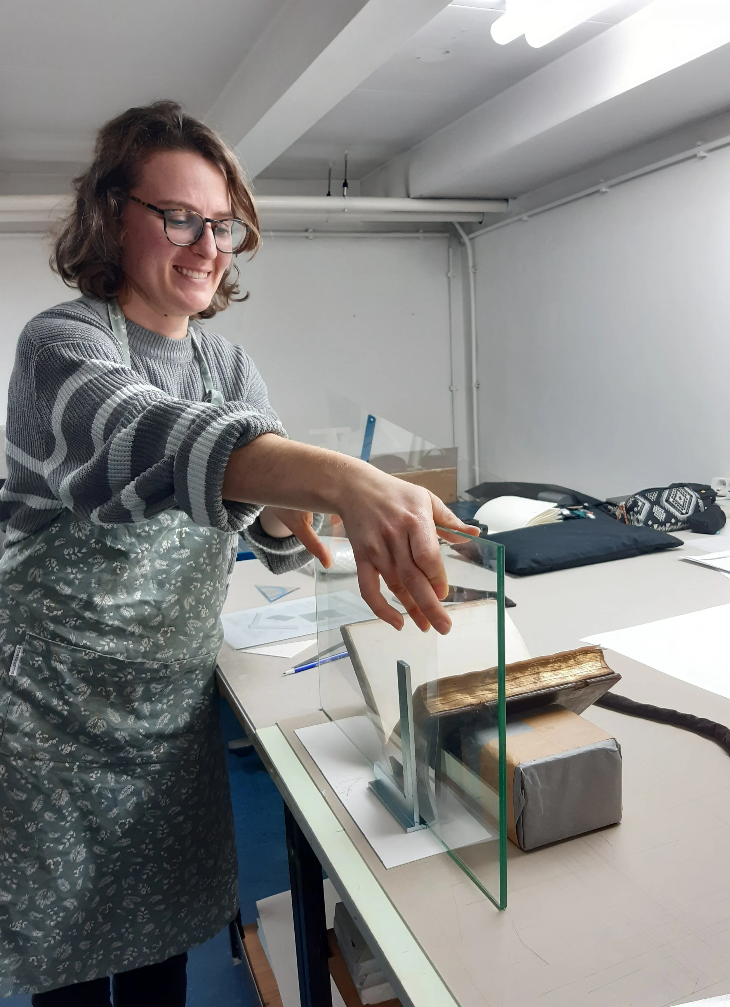 Opmeten van Hebreeuwse boeken voor  boekensteunen voor een bruikleen | Ets Haim © Anne Roos 