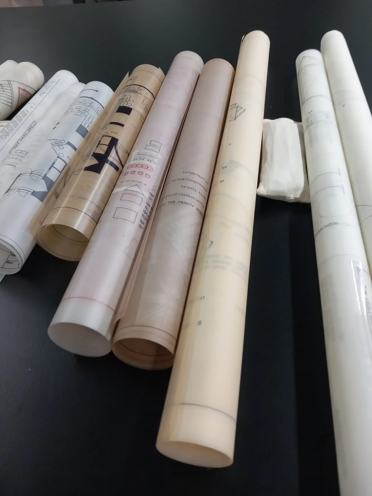 Opgerolde bouwtekeningen voor een vlakbehandeling | Stadsarchief Amsterdam