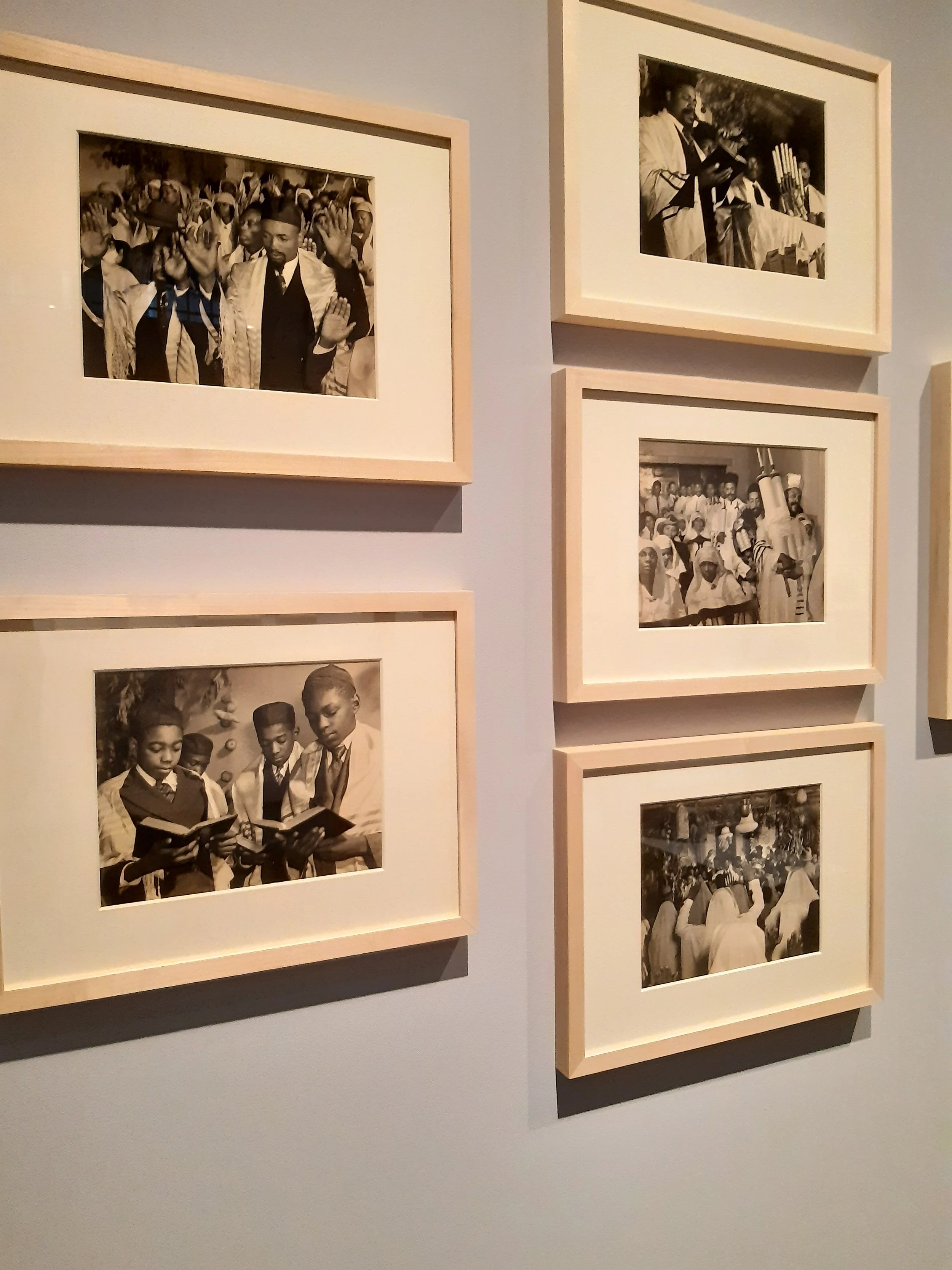 Ingelijste werken op de tentoonstelling 'Photo League' (2025) | Joods Museum