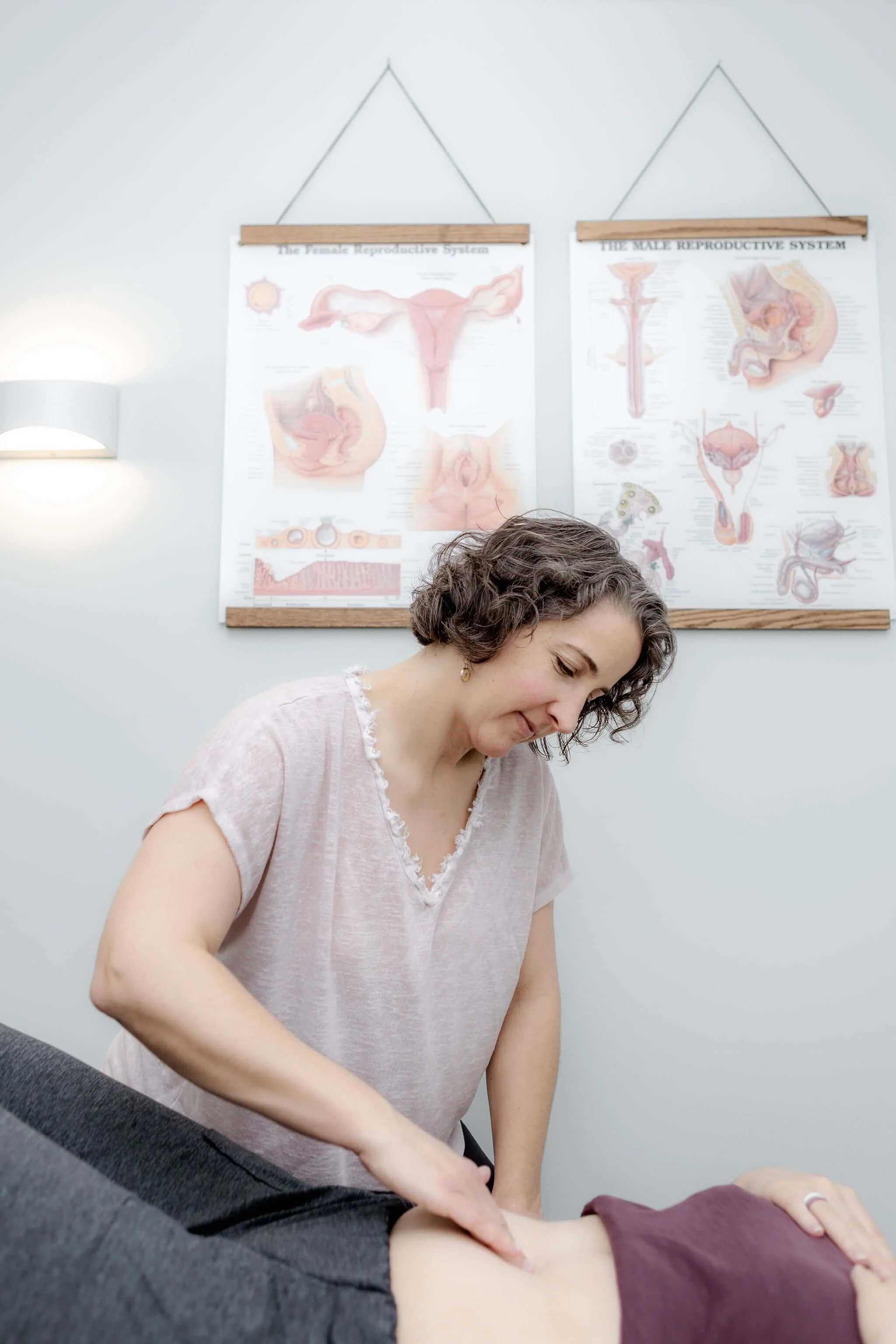 Dr Amanda Shipley tests a postpartum patient for diastasis recti at Renew Pelvic Health