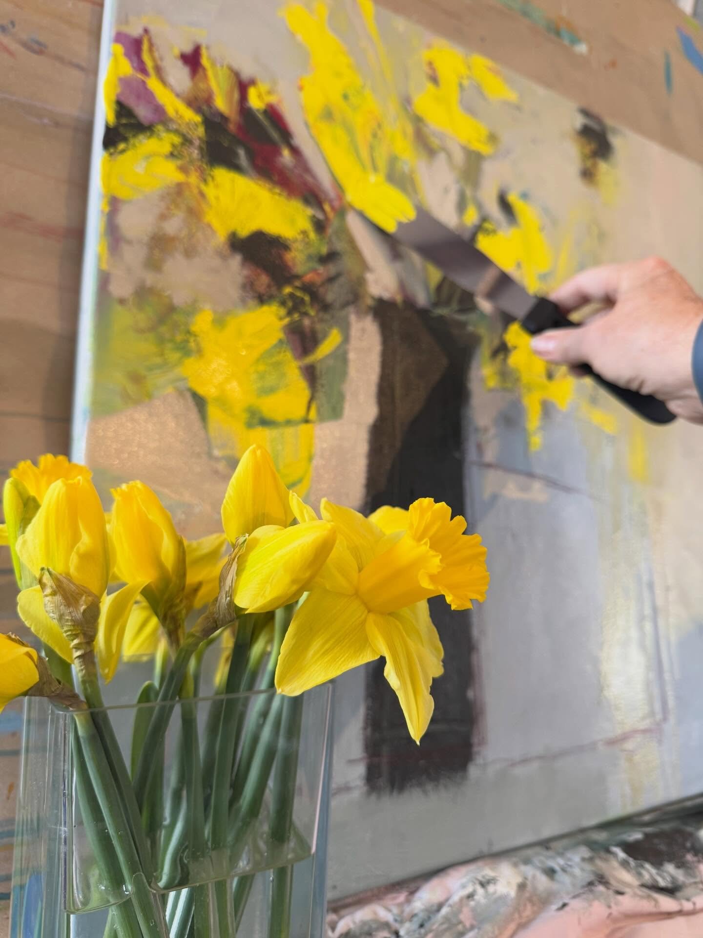 Keeping the energy big in the studio at the moment with new abstracts on the go &hellip;&hellip;.but I just couldn&rsquo;t resist the pure joy of the first daffodils 

Rarely can you use this yellow in a painting in its purest form - it felt soooo go