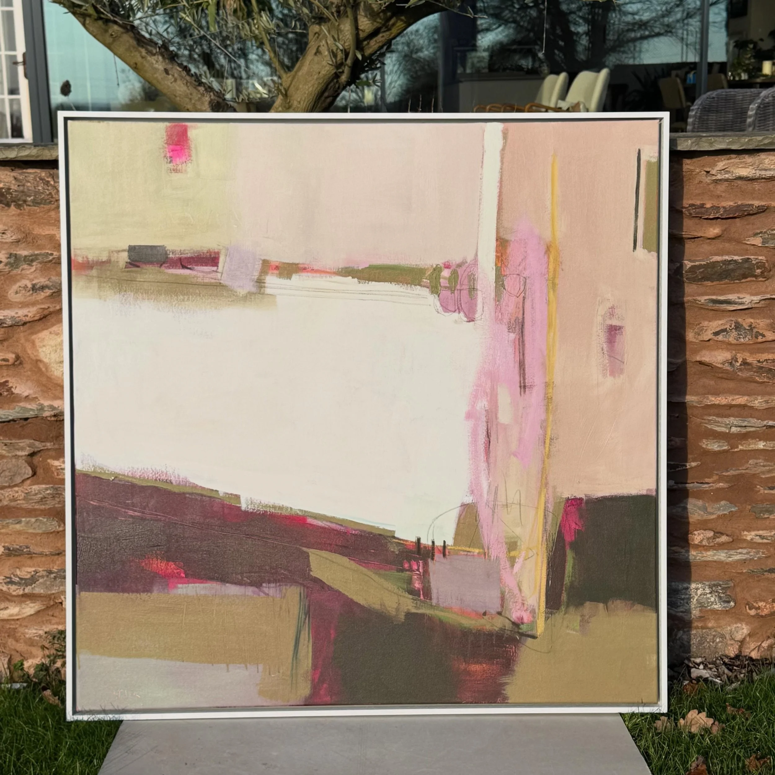 The song says life is better in pink&hellip;&hellip;what do you think?

Seeing this hanging in a beautiful home certainly makes me happy.
Using a palette of warm colours certainly gives this room a glow.

#paintingcommision #abstractartistuk #camilla