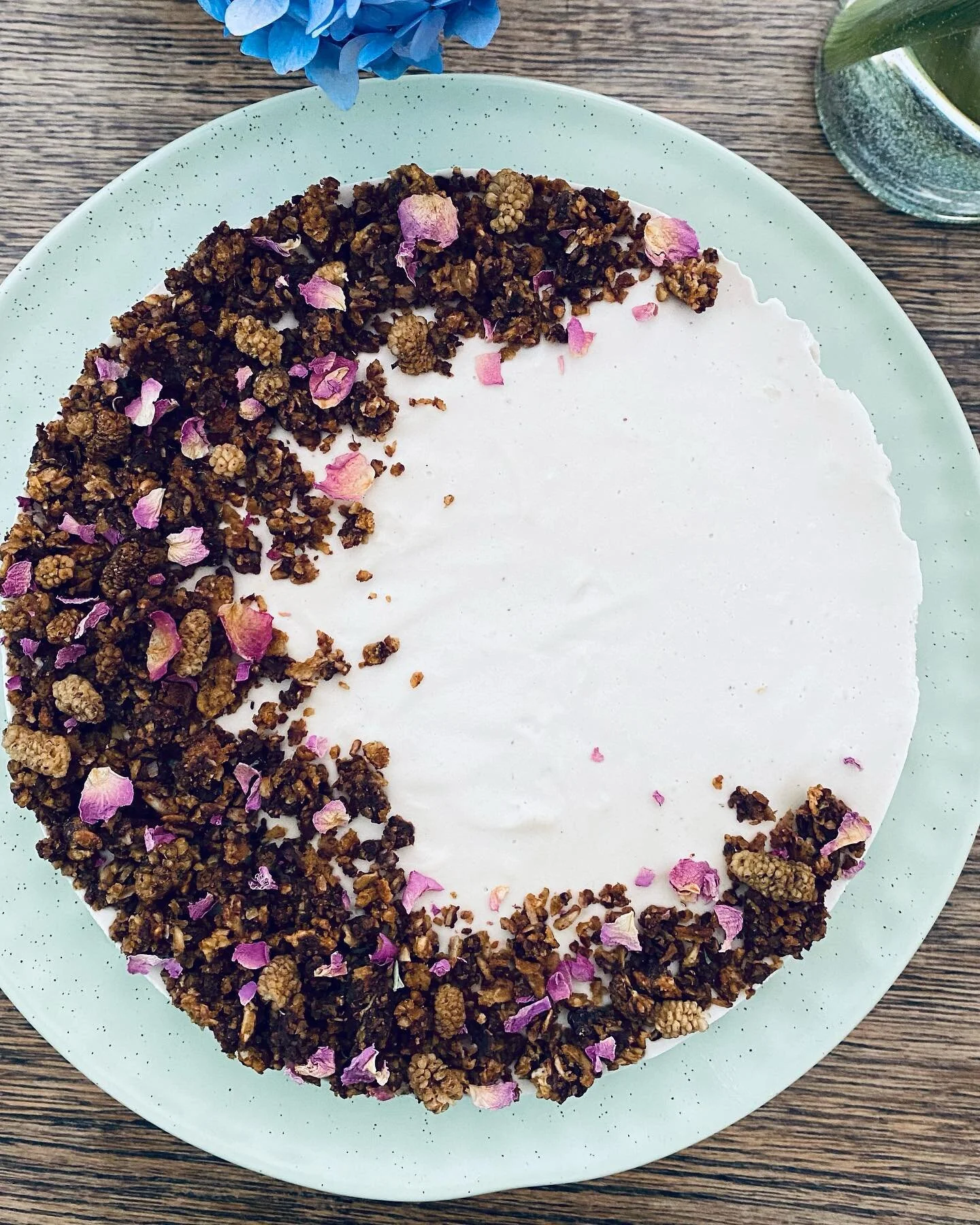 Saturday&rsquo;s are for rose petal raw vegan cheesecake 💕
#rawvegan #cheesecake #chcocolate #rosepeltles #holisticnutrition #thewellnesspotion✨