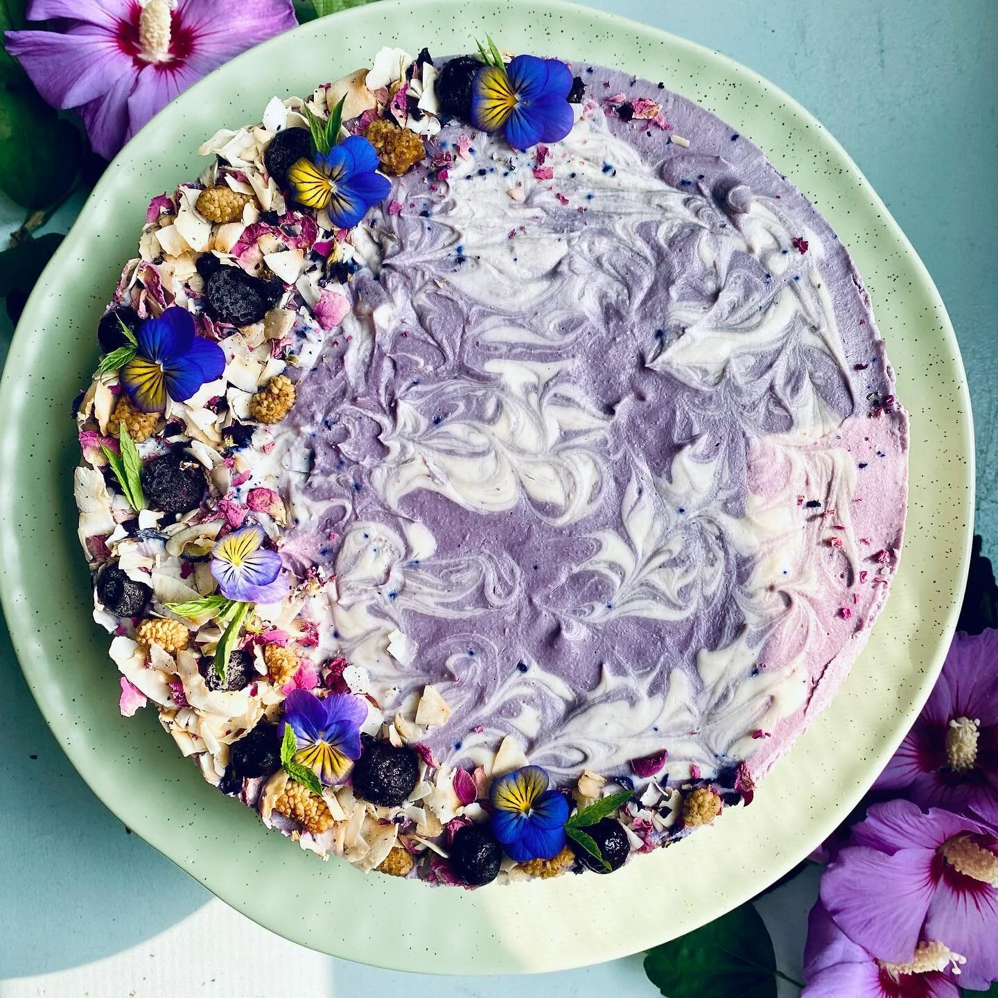 the dreamiest cake ever
#vegan #raw #glutenfree #workofart #almosttooprettytoeat #thewellnesspotionkitchen✨