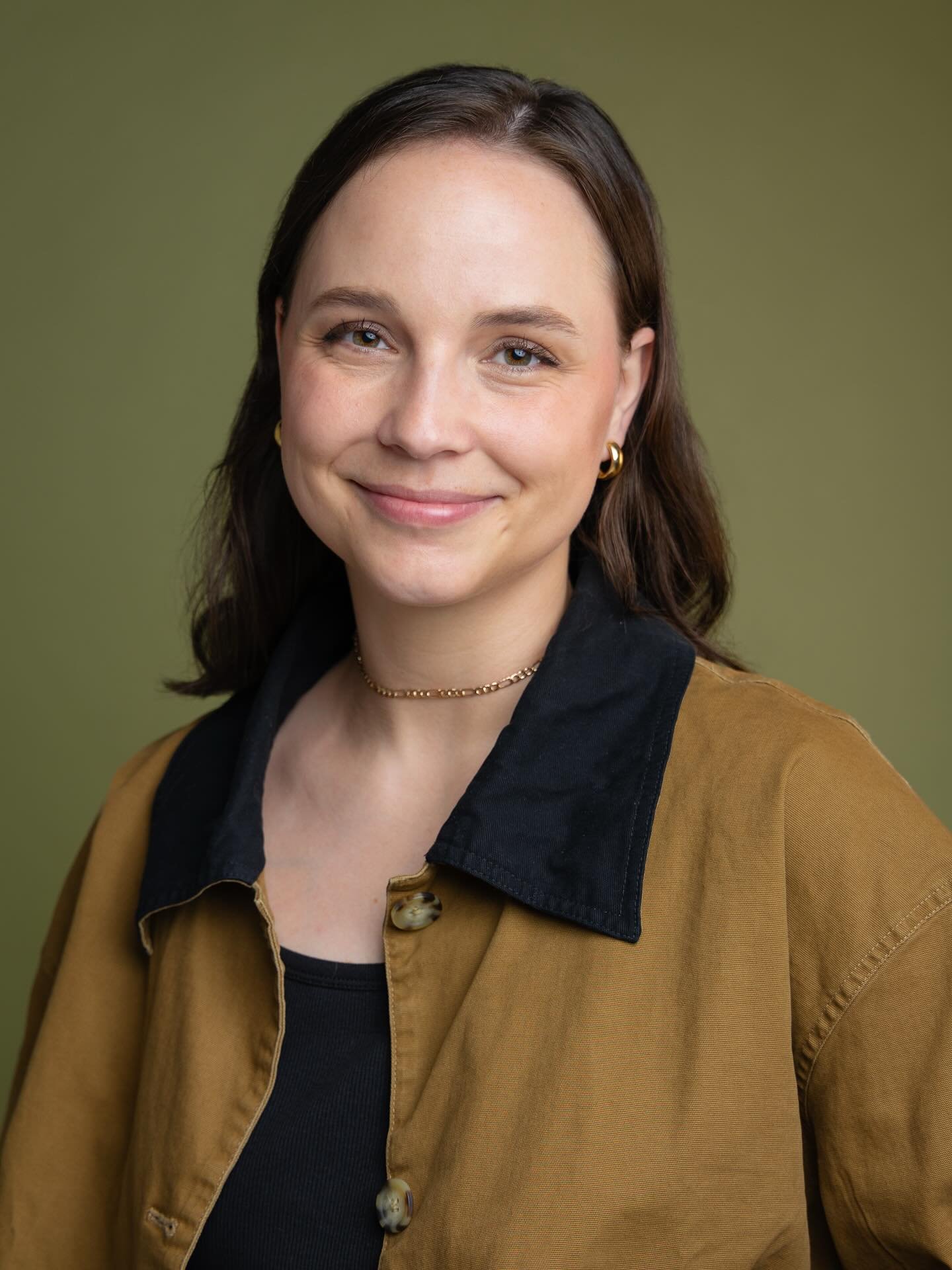 Friends! Help me choose a new headshot! If you subscribe to my newsletter you would&rsquo;ve seen a sneak peek of these photos by @samwisemanphoto and I am stunned by how wonderful they turned out. The colors and mood feel so 🌲me🌲 let me know which