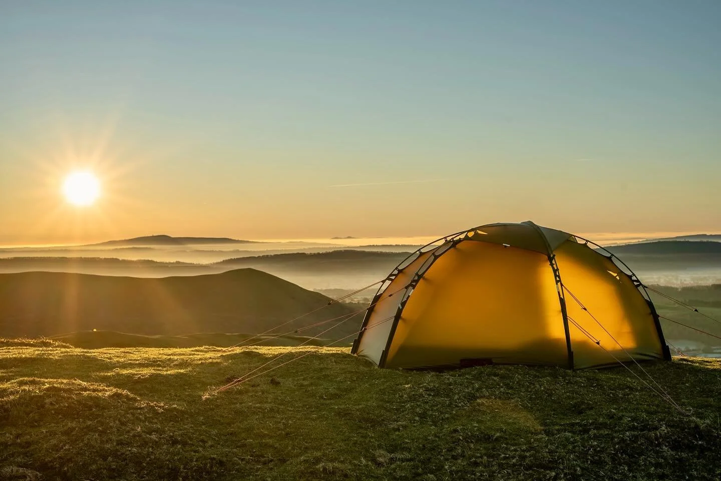 The best looking tent in one of the best looking landscapes. 👍 @hilleberg_the_tentmaker 
Seen here in the Shropshire Hills just after sunrise. 
A cool night, warm sun, bit of dew and low lying mist 👌