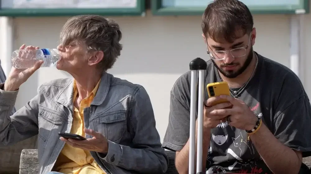 Clip Pack #21 - British Street Photography: People Using Phones - Stock Video Footage