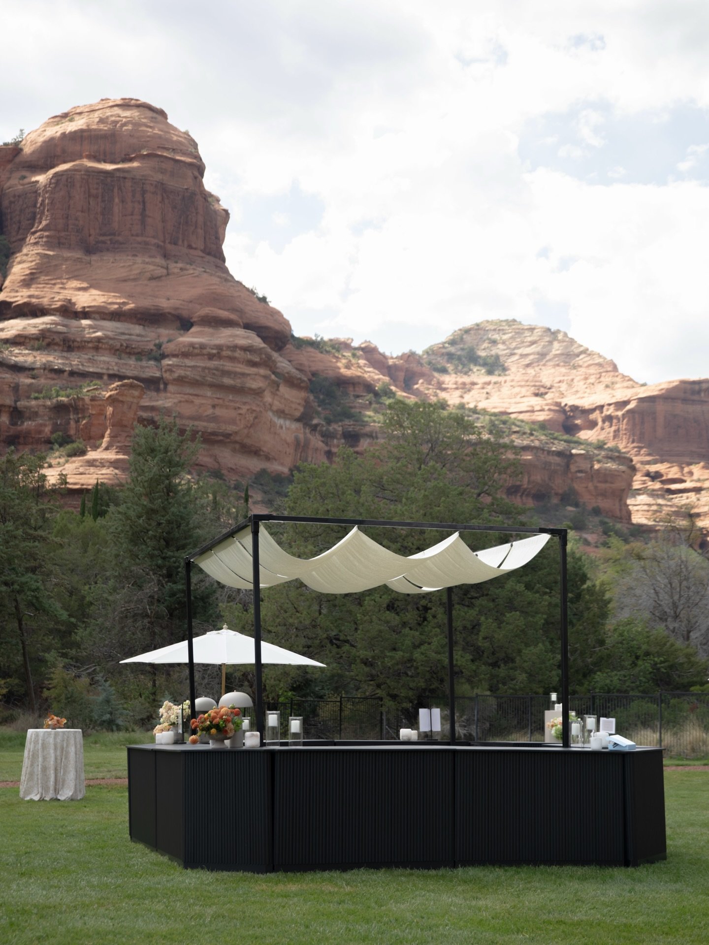 Cocktail hour, but elevated.

Proof that when design is intentional, it enhances the setting without competing with it.

Set against the red rocks of Sedona, this moment was designed around guests, layered food and signature cocktails, thoughtful int