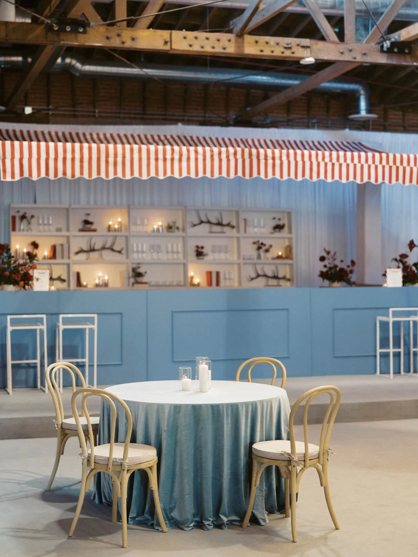 Apr&egrave;s ski energy, indoors ❄️🥂
An industrial space, a European bar mood, and just enough chaos to turn a holiday party into the kind people talk about later.

#apresskiparty #holidayparty #partyplanners #partyplanning #scottsdalepartyplanner 
