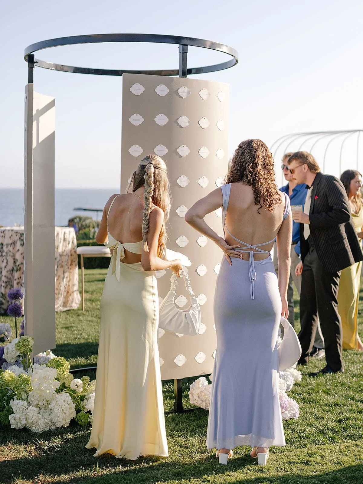 Your cocktail hour has art, structure, and an actual vibe 🎶

#weddinginspo #lagunabeachweddings #socalweddingplanner #luxurywedding #luxuryweddingvenues 

Planning &amp; Design: Mandy Marie Events | @mandymarieevents @skyler_mandymarieevents @haley_