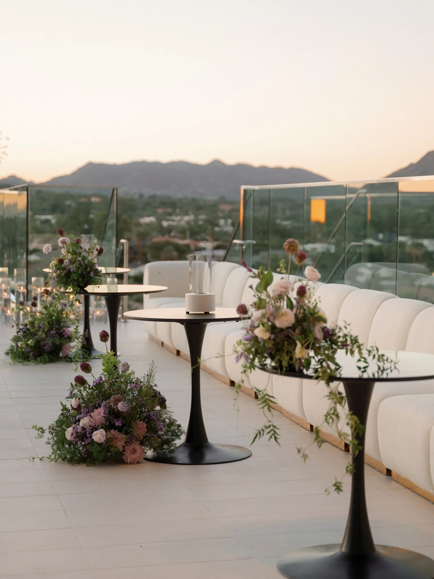 Sometimes the difference between a really good party and a great one is the flowers, music, and cocktails.

The first night of the weekend, setting the tone ✨🍸🎶

#weddinginspiration #weddinginspo #weddingvenue #arizonaweddingvenue #luxuryweddings 
