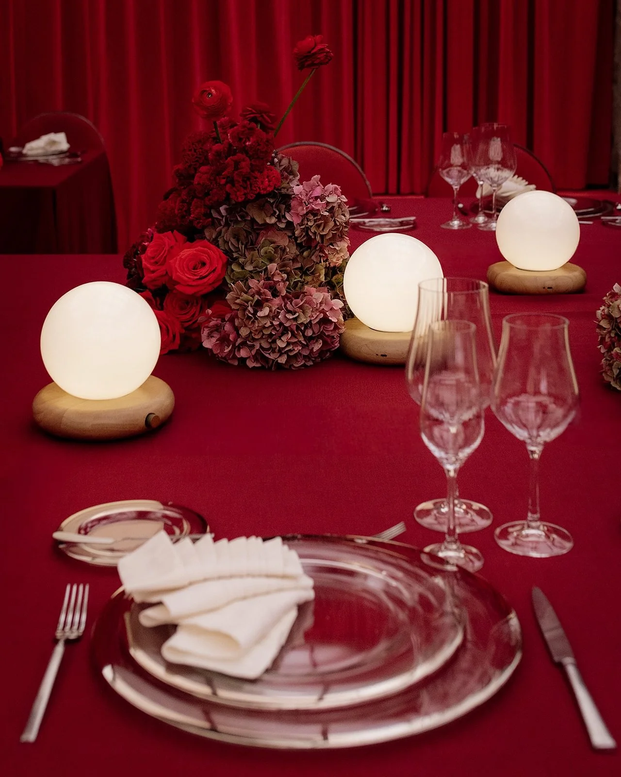 If Frank Lloyd Wright designed a dinner party.

Structured lines, low lighting, modern tabletop moments, and florals that leaned a little off-center in the best way.

Set within Taliesin West, where architecture and celebration felt completely in syn