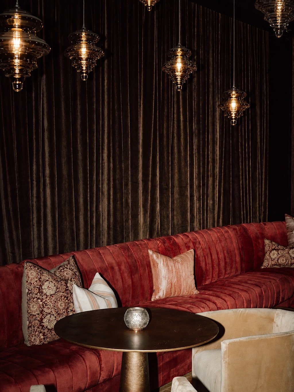 The best events aren&rsquo;t static. They unfold. More than once.

A celebration shouldn&rsquo;t feel the same at 10 p.m. as it did at 4 p.m.

As the light changes, the atmosphere should too. Guests arrive, settle in, connect over dinner, move toward