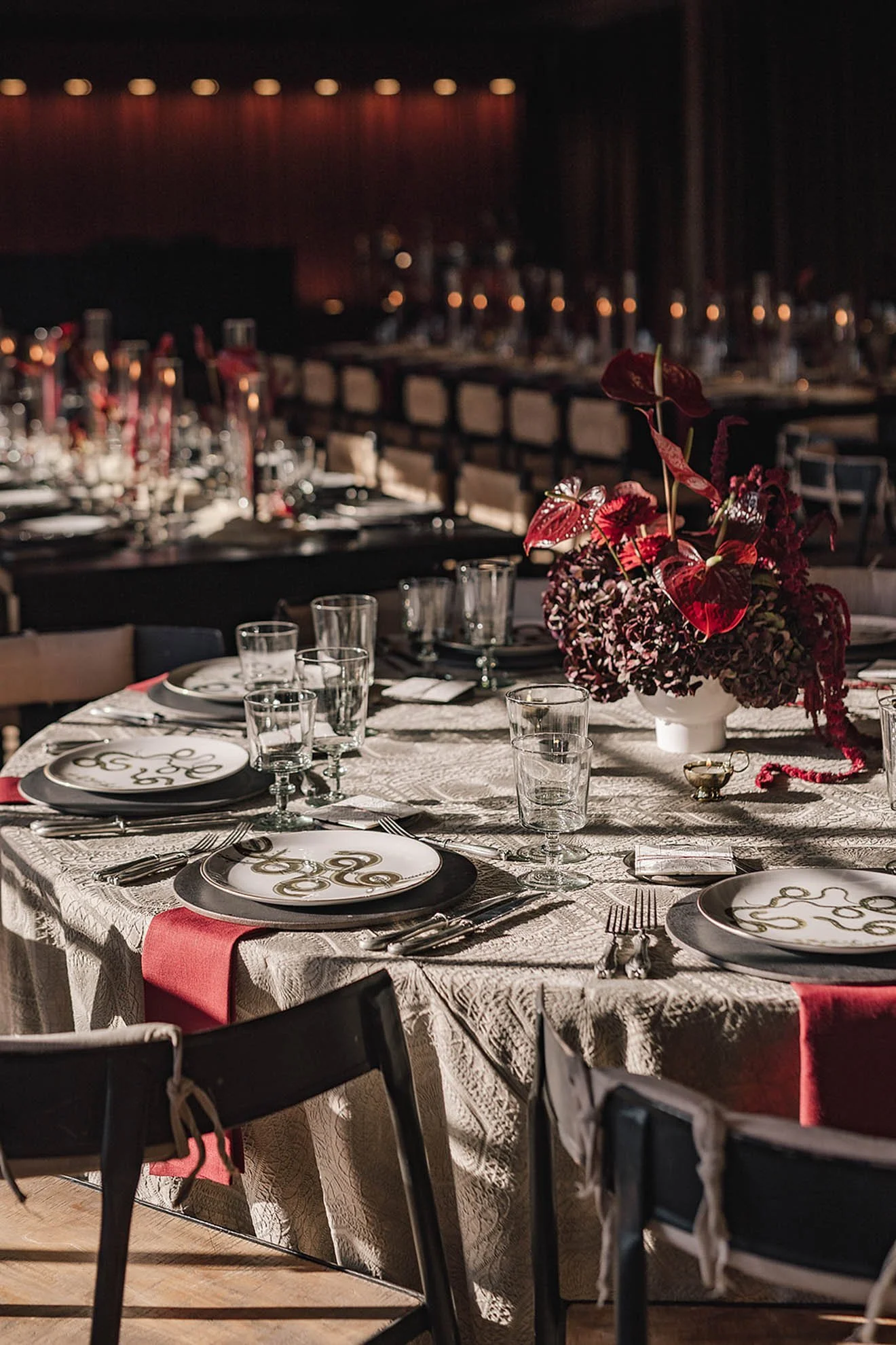 29round-table-metal-chairs-linen.jpg