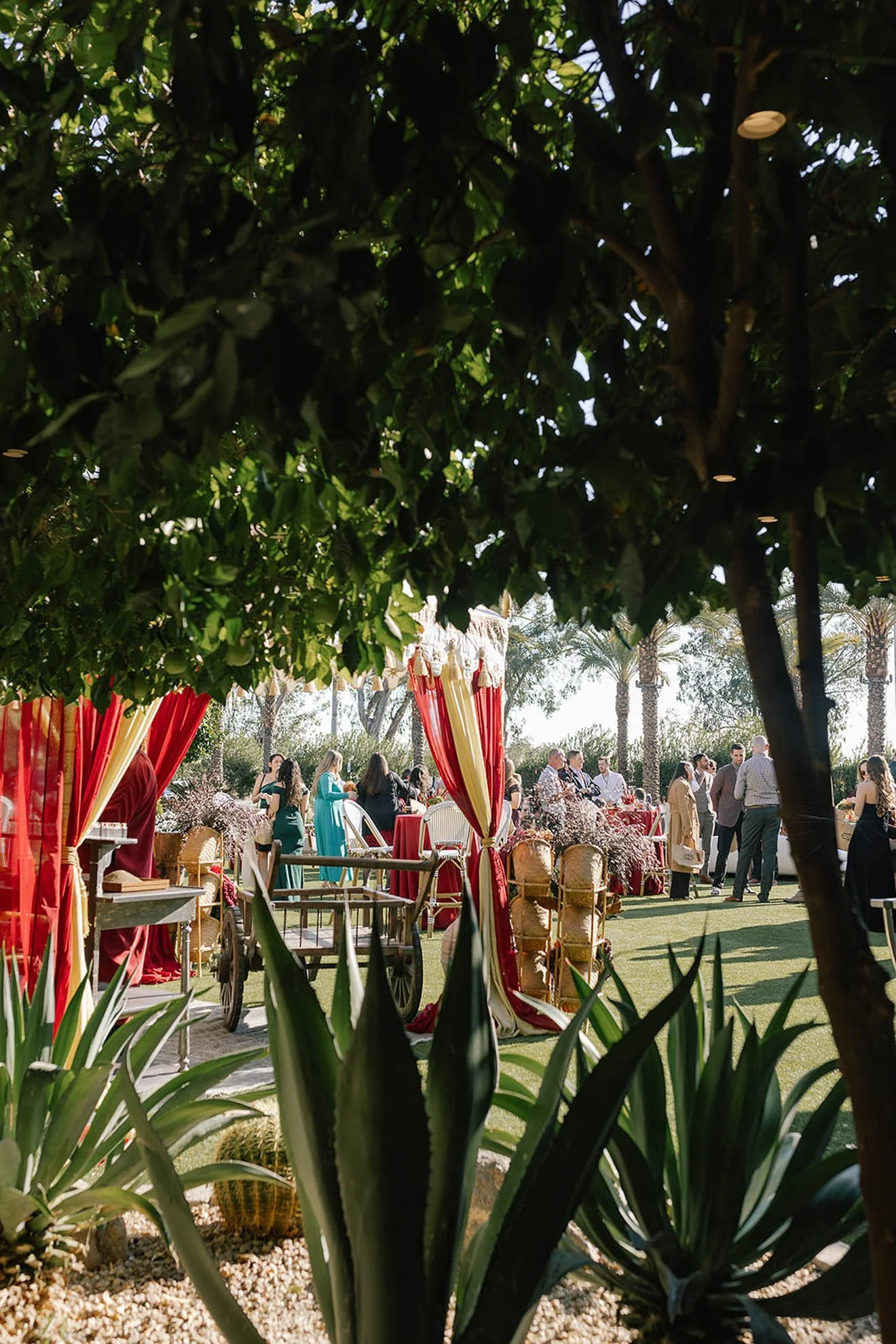 13tree-lined-cocktail-hour-vignette.jpg