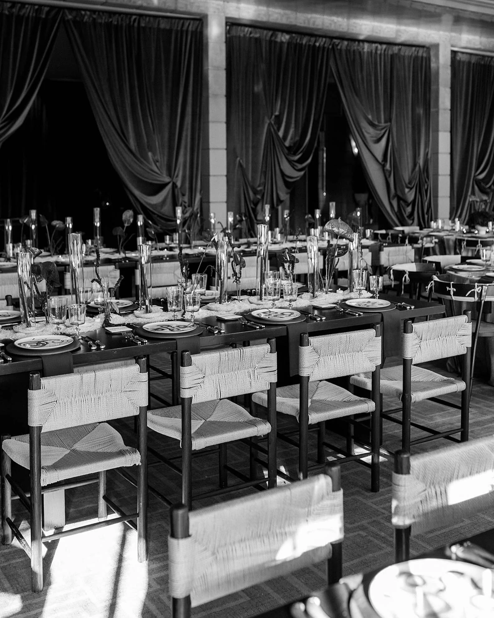 33dramatic-bw-wedding-tables-arches.jpg