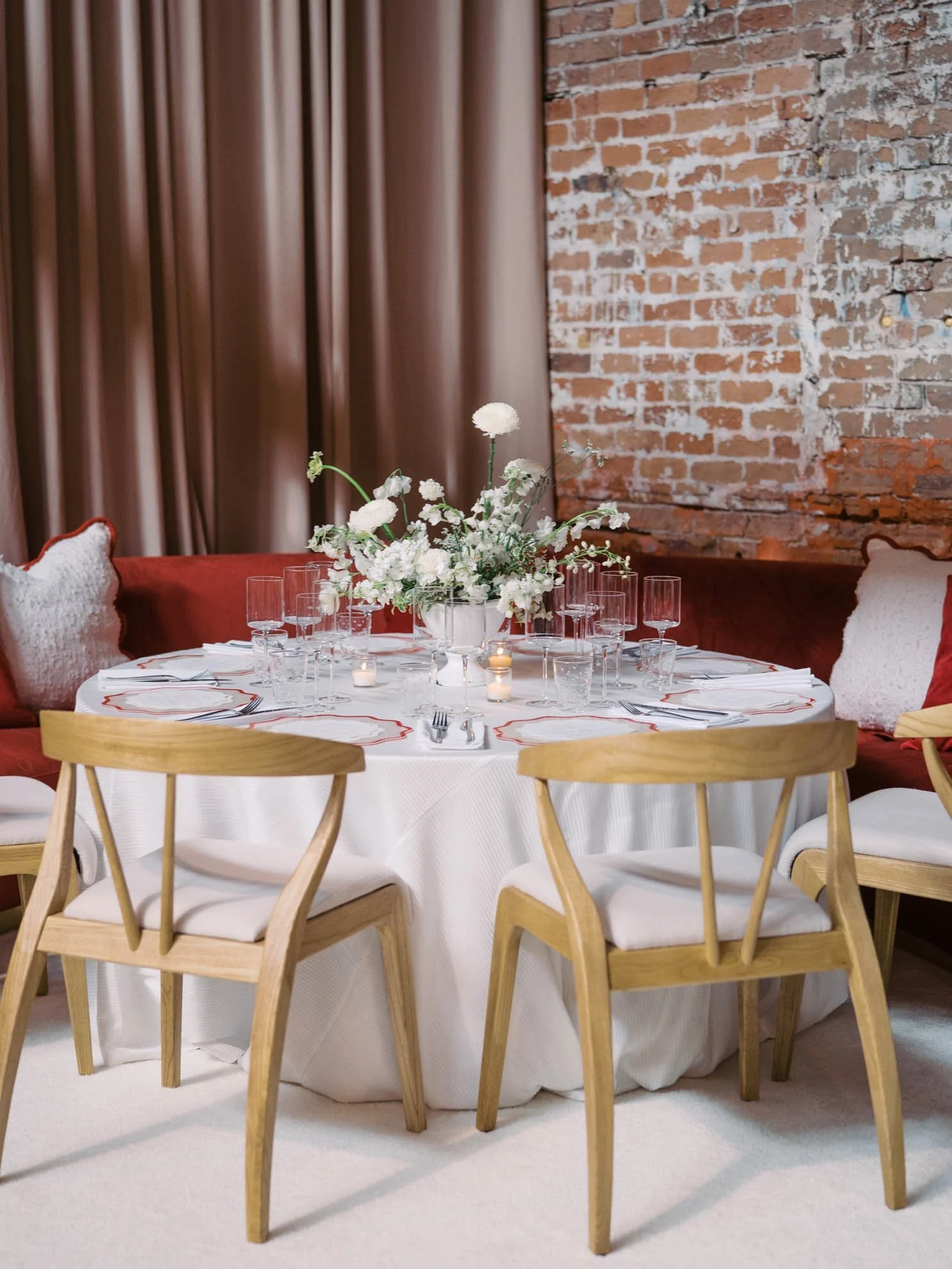 17.1banquette-seating-white-floral-table.jpg