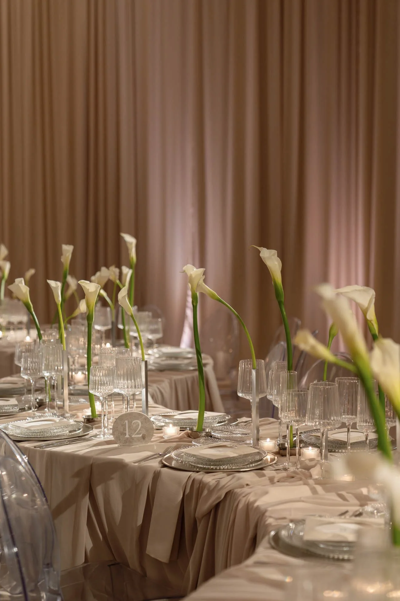40white-calla-lily-wedding-tablescape.jpg