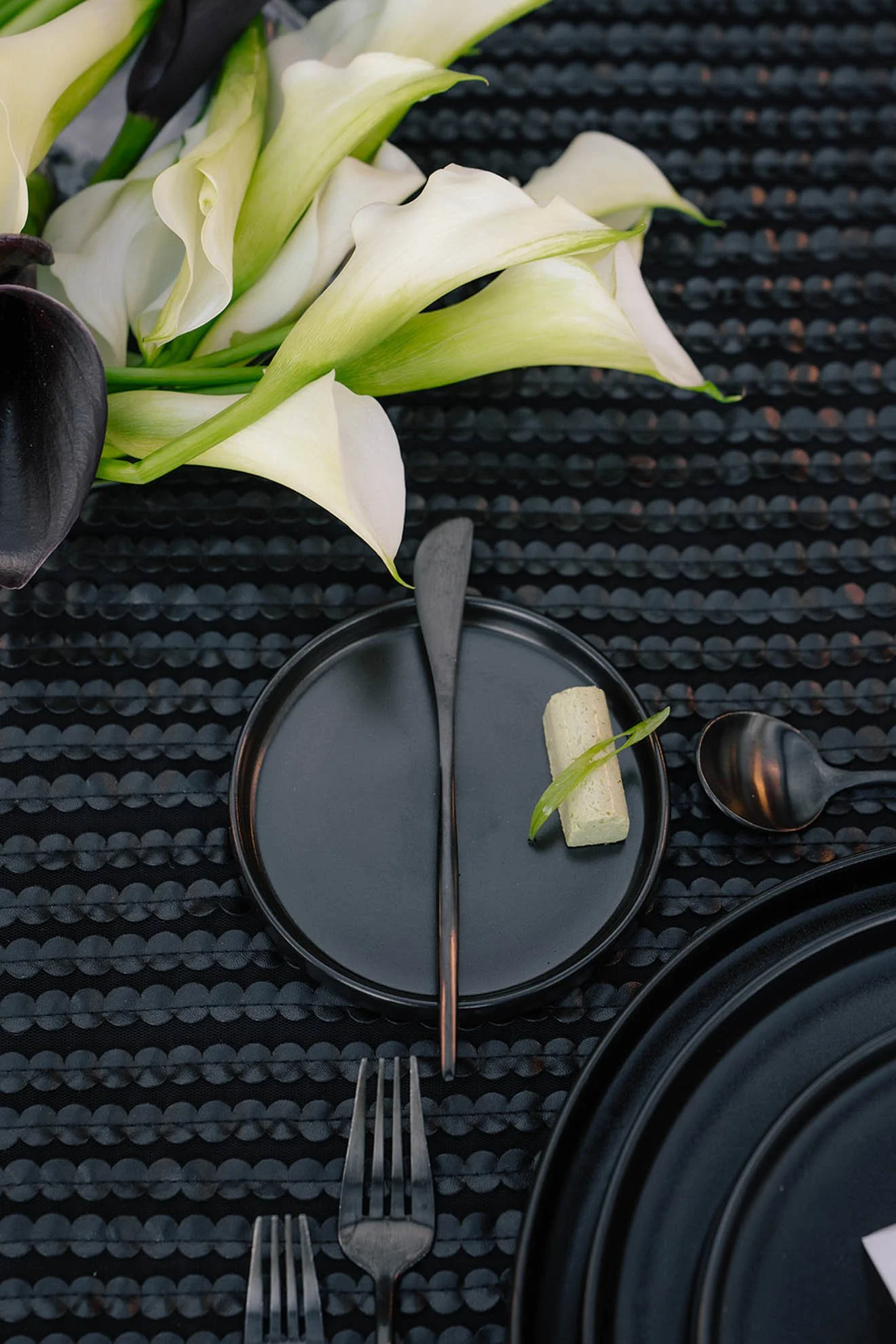 21formal-black-and-white-party-tablescape.jpg