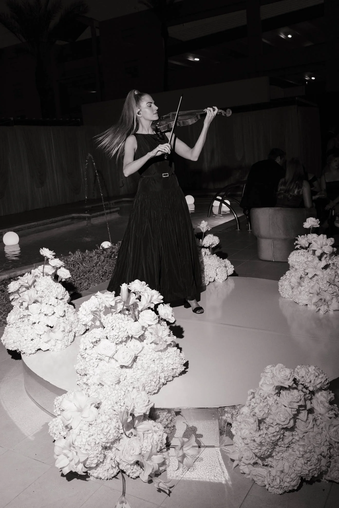27violinist-on-circular-stage-wedding-cocktail-hour.jpg