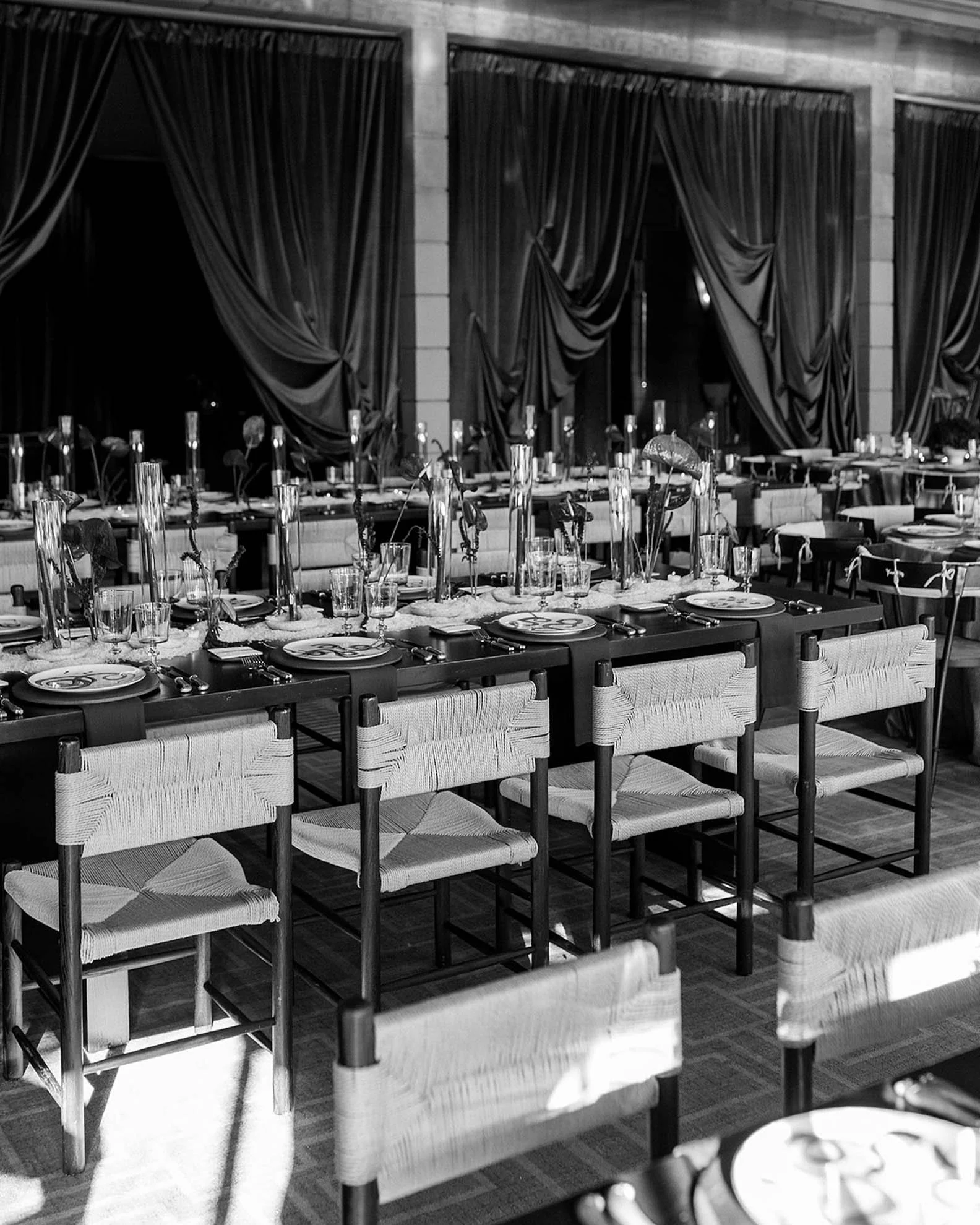 33dramatic-bw-wedding-tables-arches.jpg