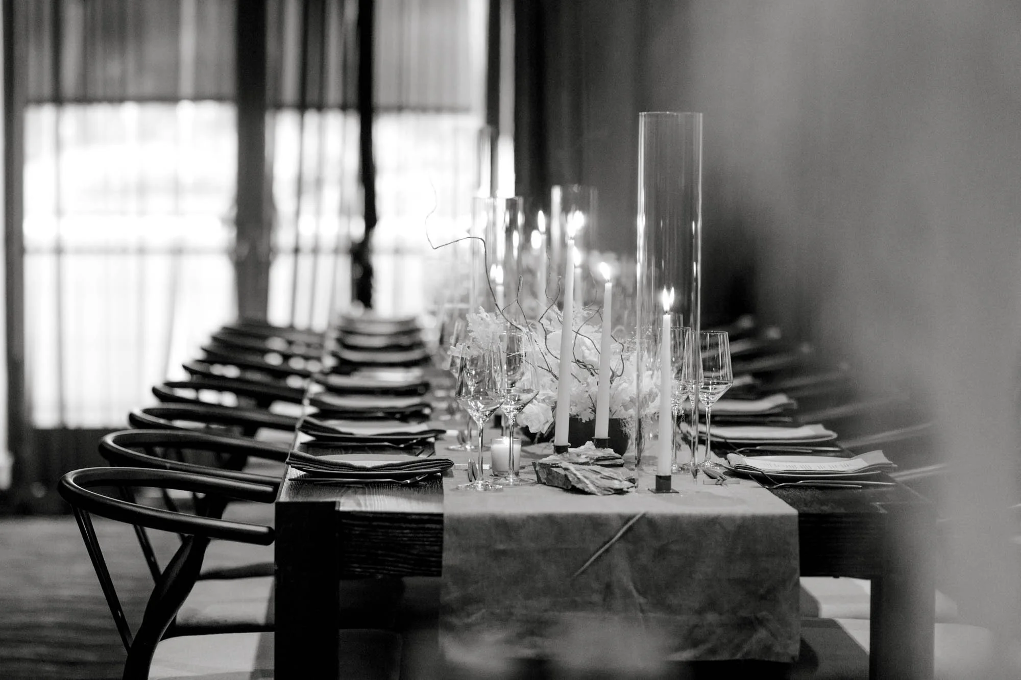 12modern-neutral-corporate-event-tablescape.jpg