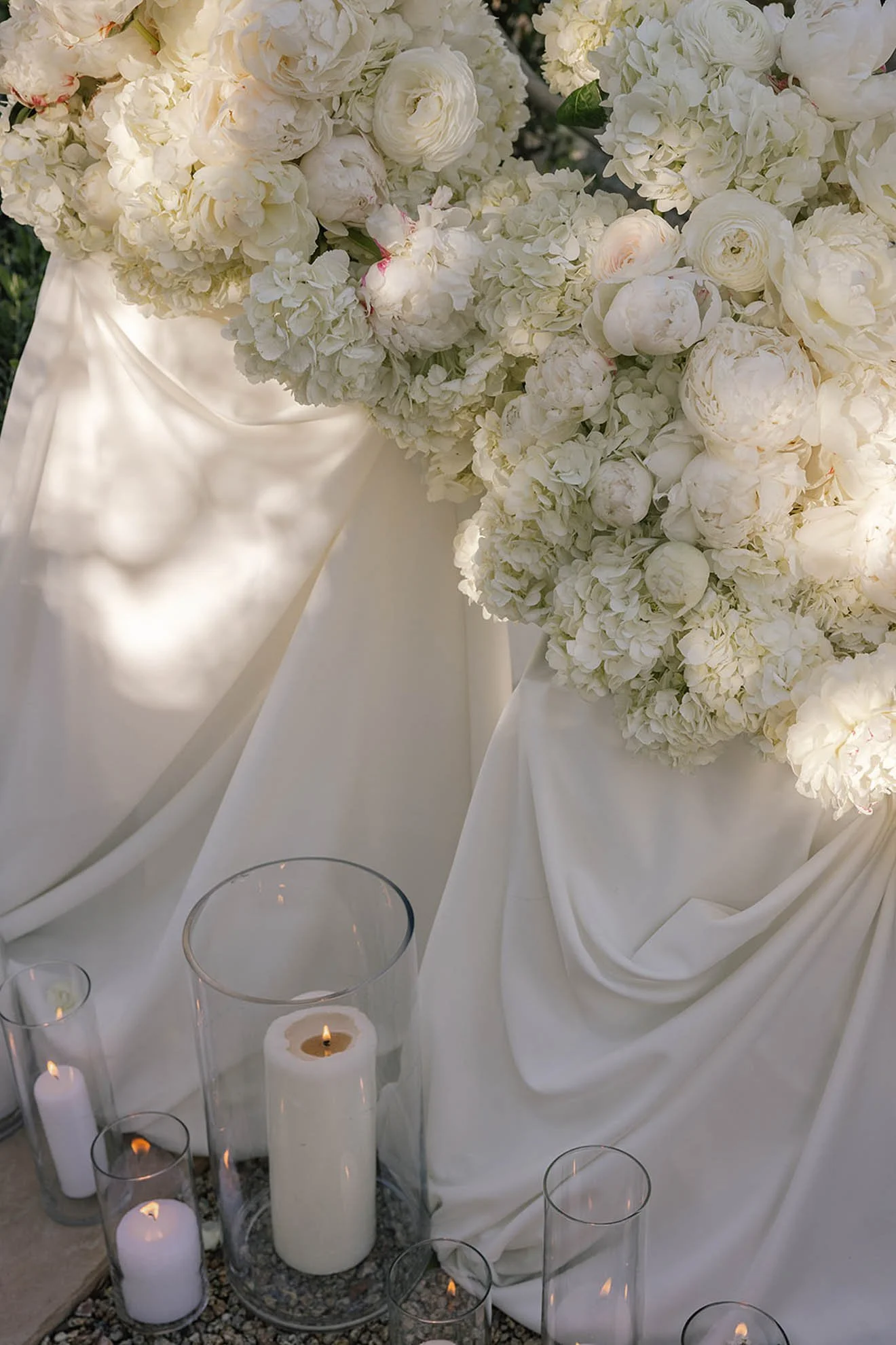 26elaborate-white-floral-engagement-backdrop.jpg