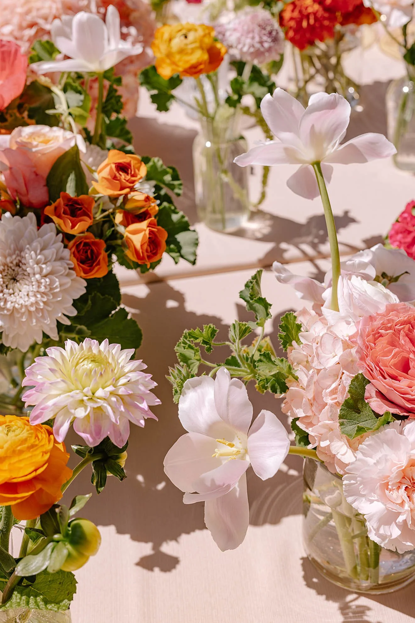23.vibrant-flowers-on-event-table.jpg