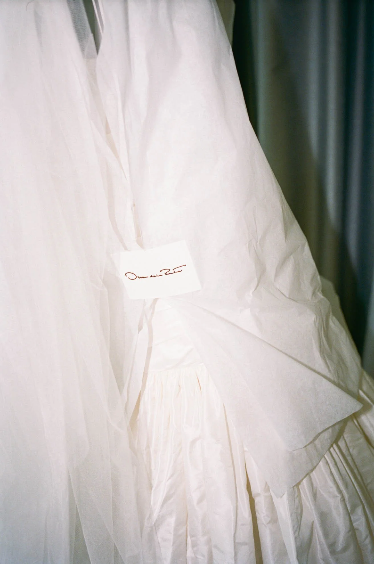 4oscar-de-la-renta-wedding-gown.jpg