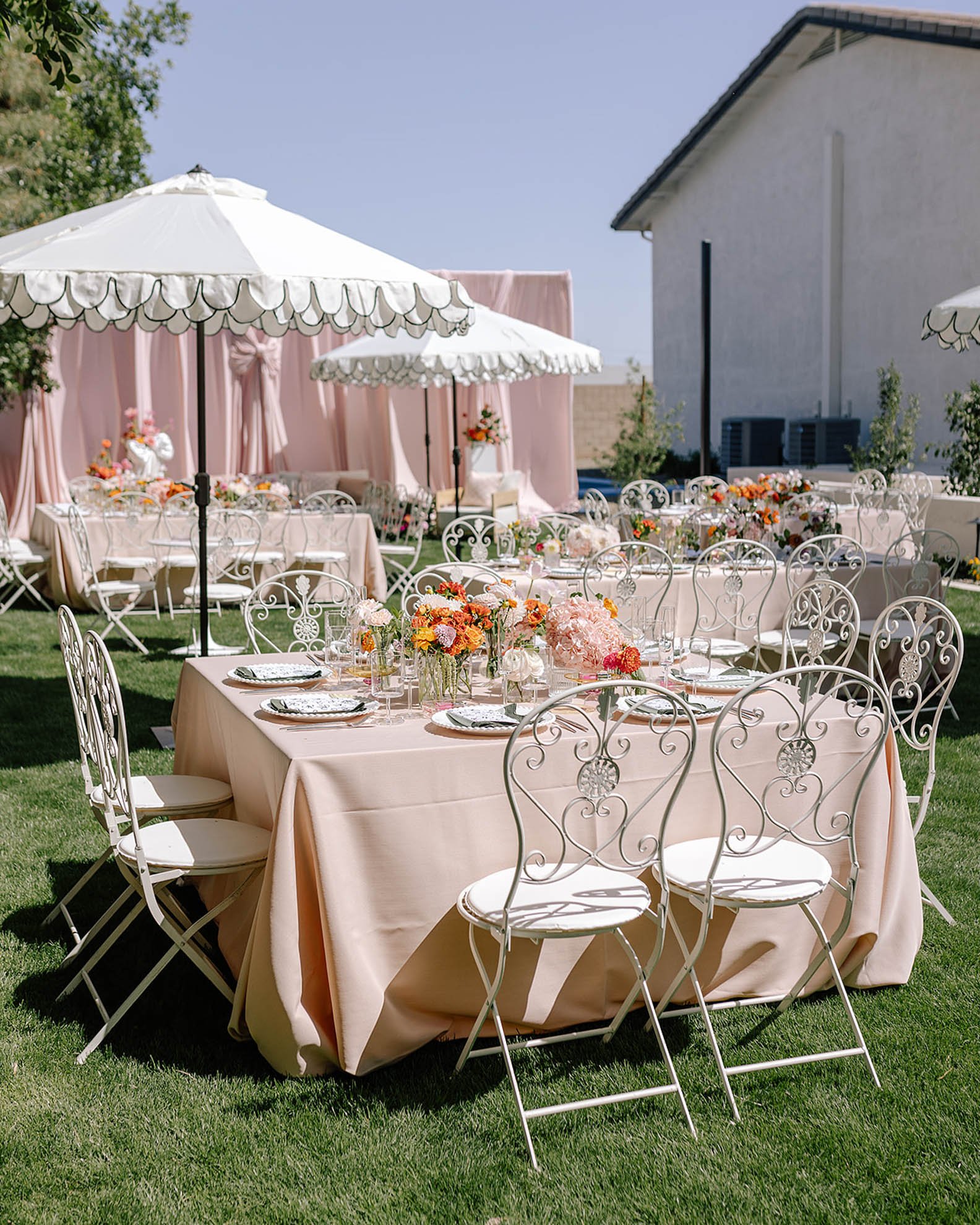 5.outdoor-pink-bridal-tables-umbrella.jpg