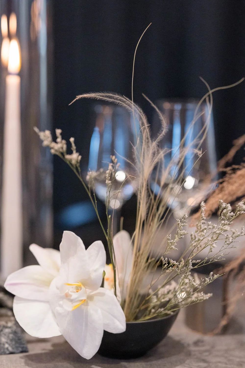 14modern-white-floral-corporate-event-tablescape.jpg