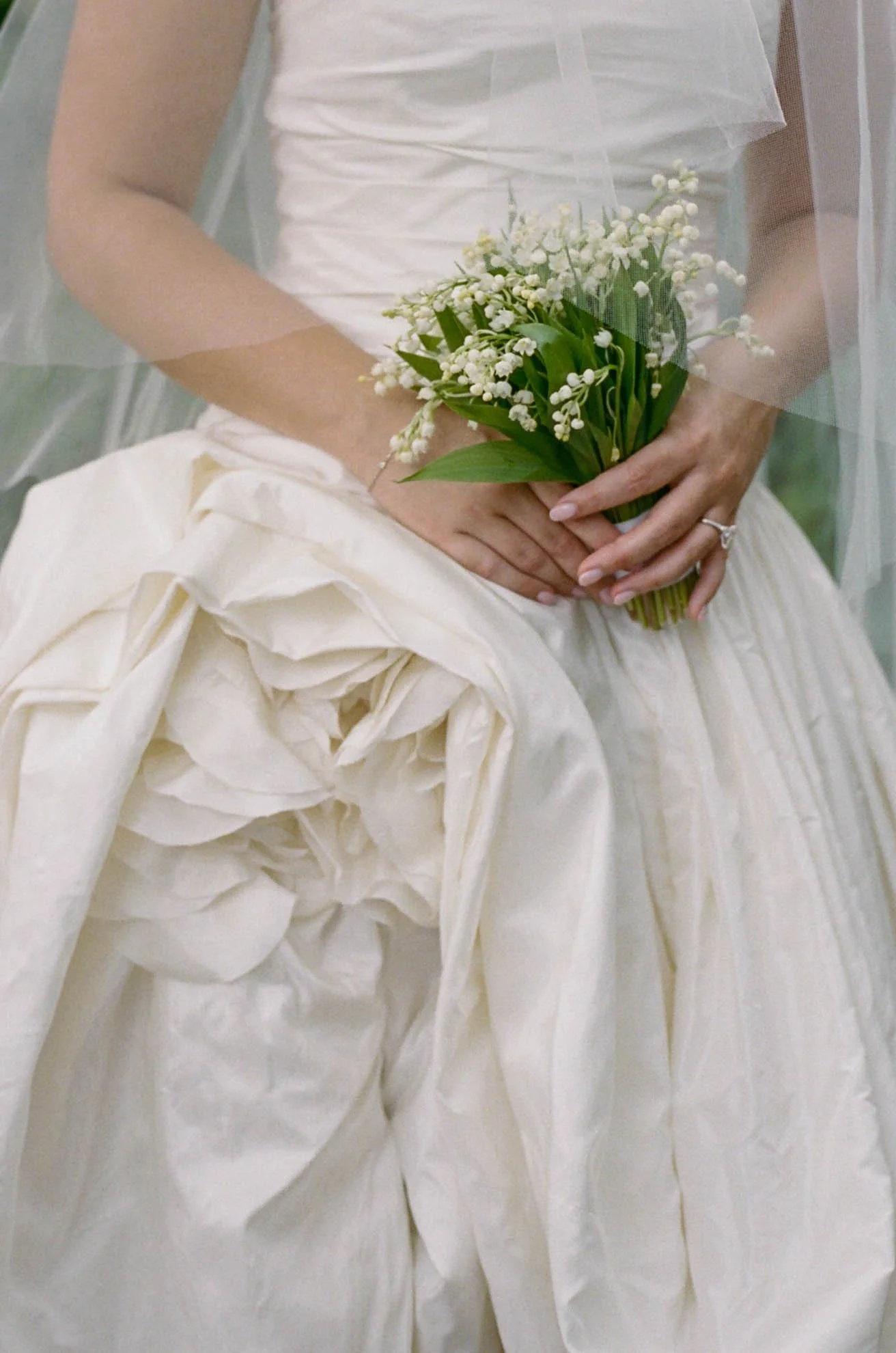 3oscar-de-la-renta-bridal-fashion.jpg