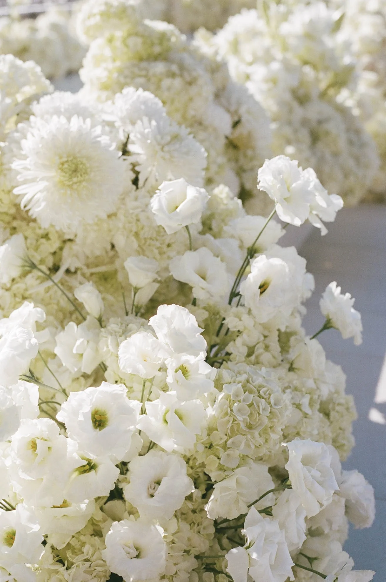4modern-white-wedding-ceremony-design.jpg