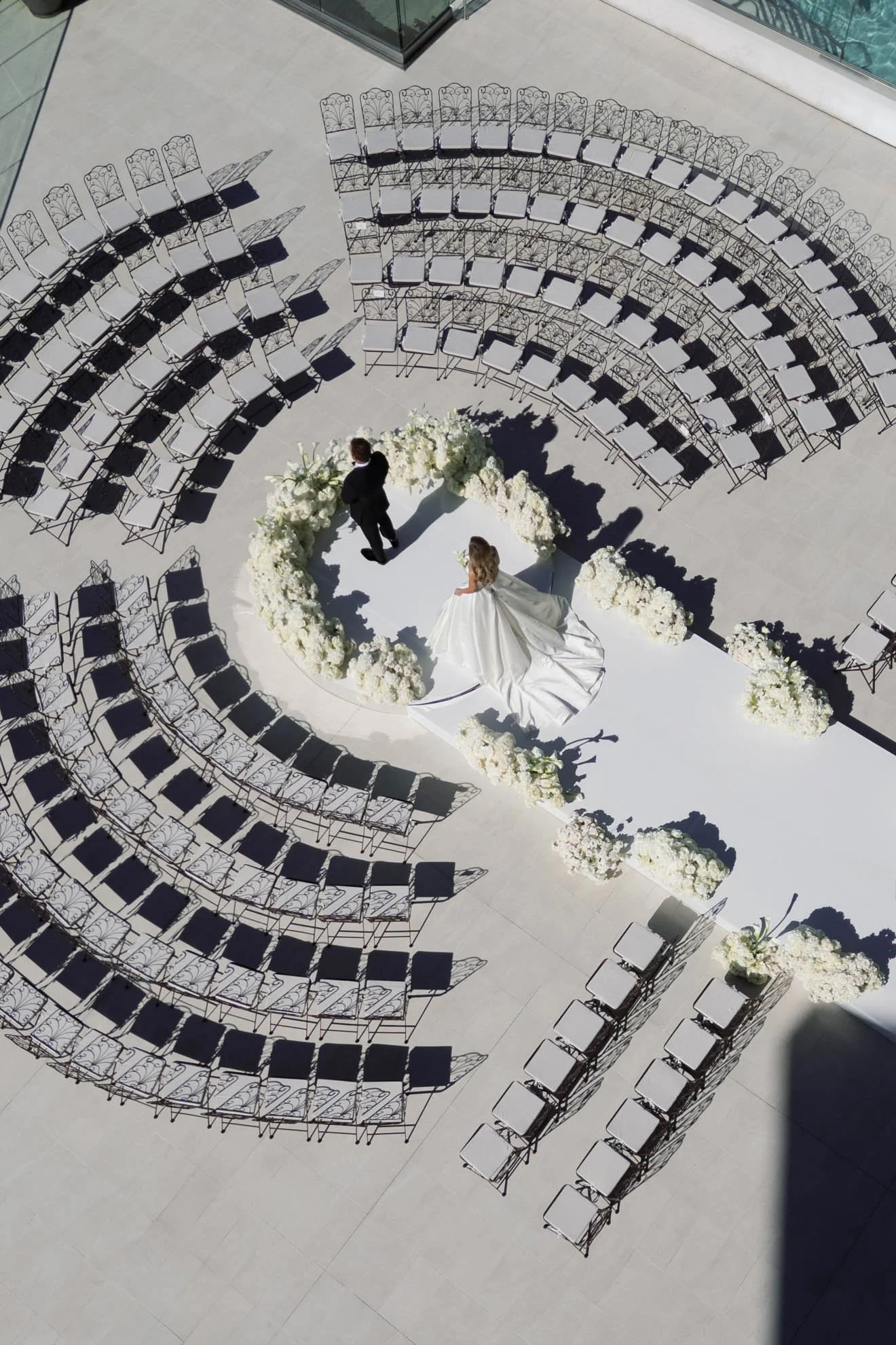 9white-floral-aisle-scottsdale-wedding.jpg