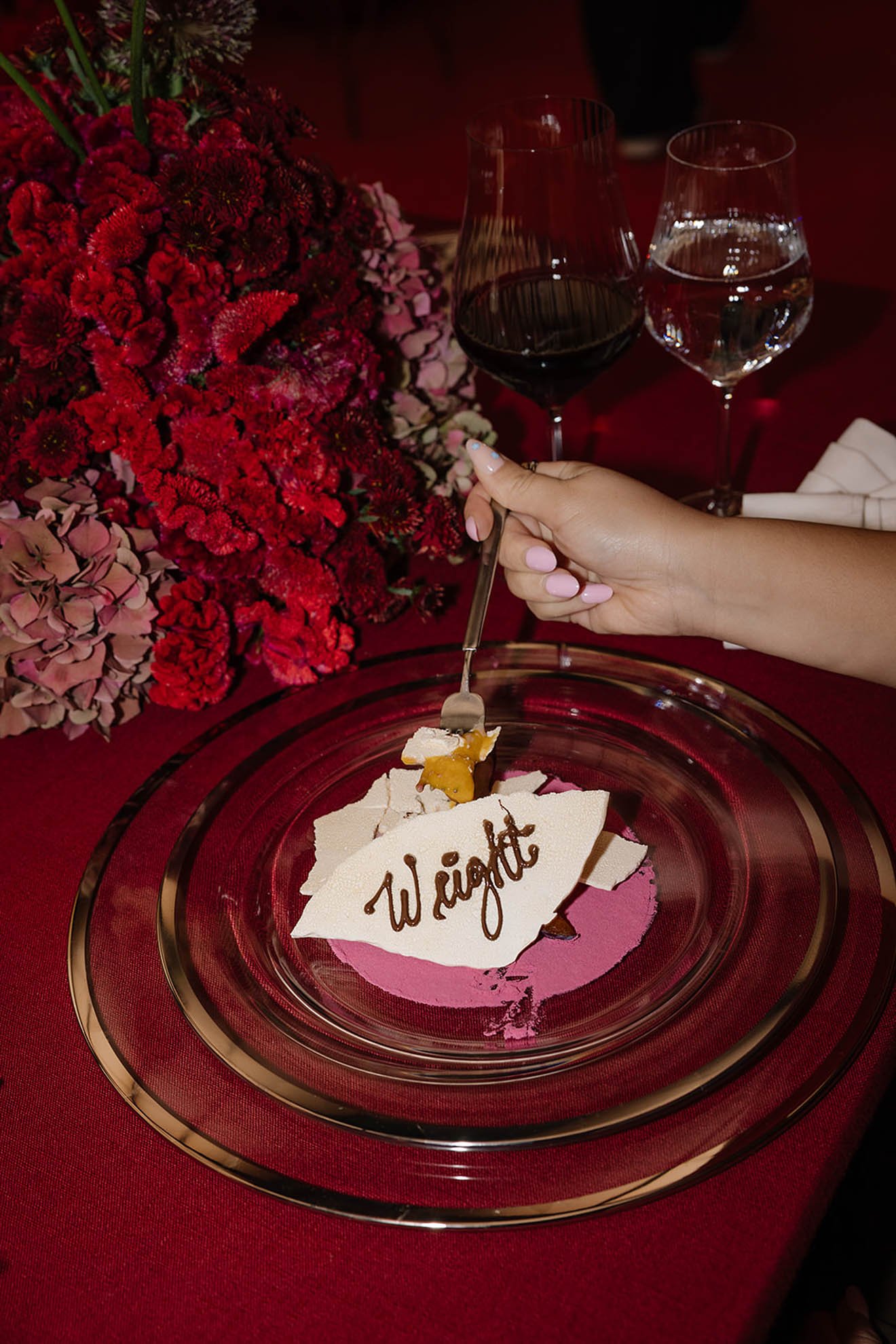 Luxury desert wedding detail featuring a meringue shell with “Wright” in calligraphy, a subtle nod to architect Frank Lloyd Wright and the property’s design legacy