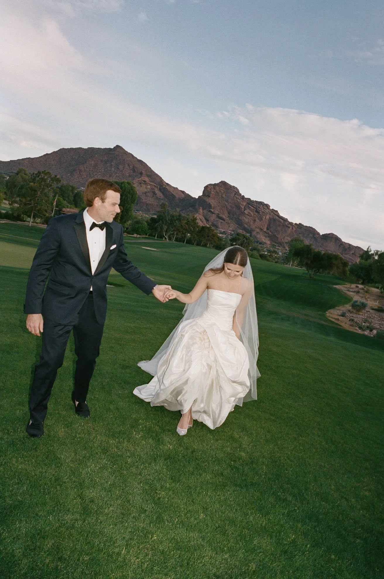 23arizona-wedding-couple-mountain-view.jpg