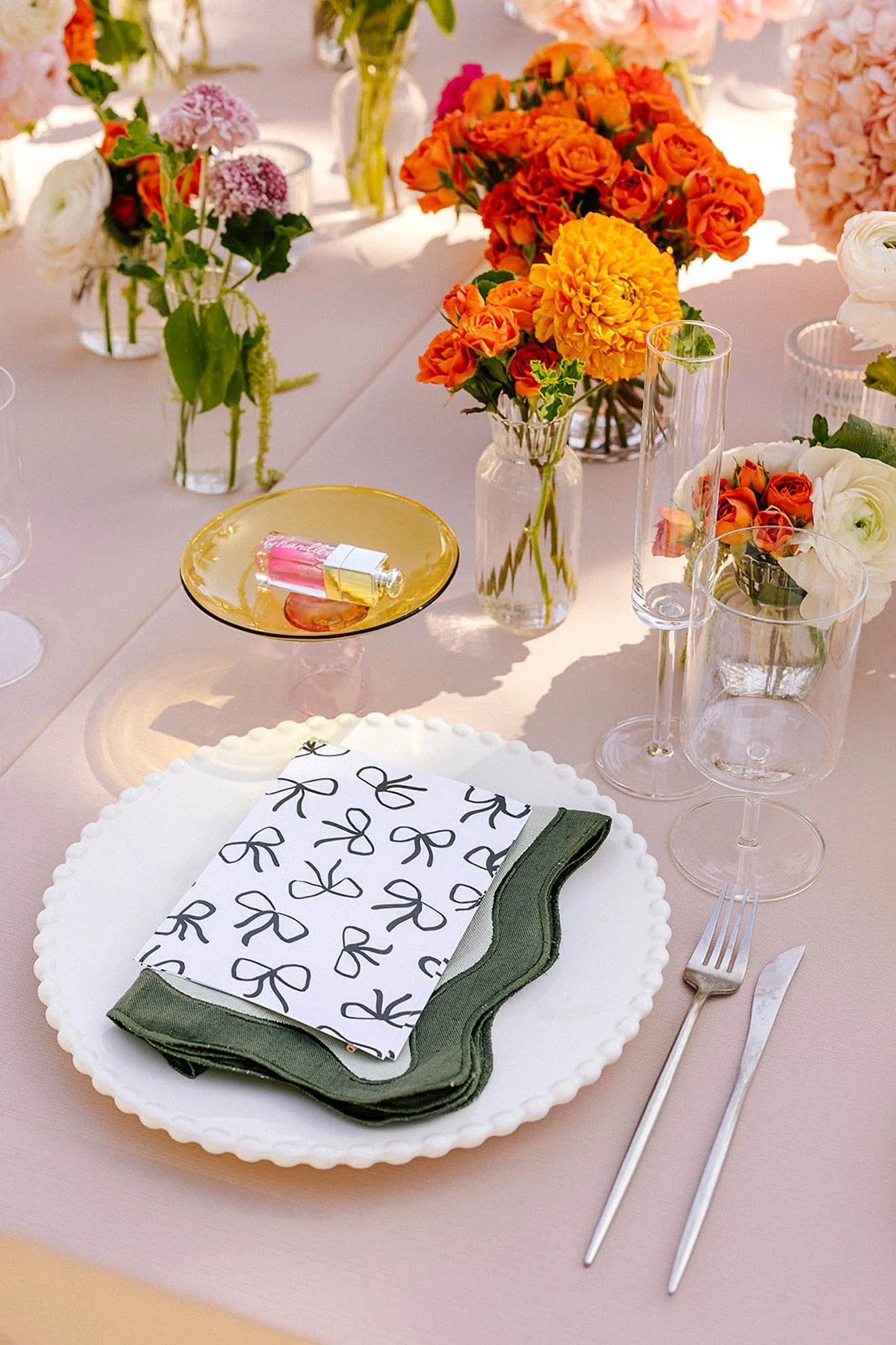 8.bows-flowers-place-setting-detail.jpg